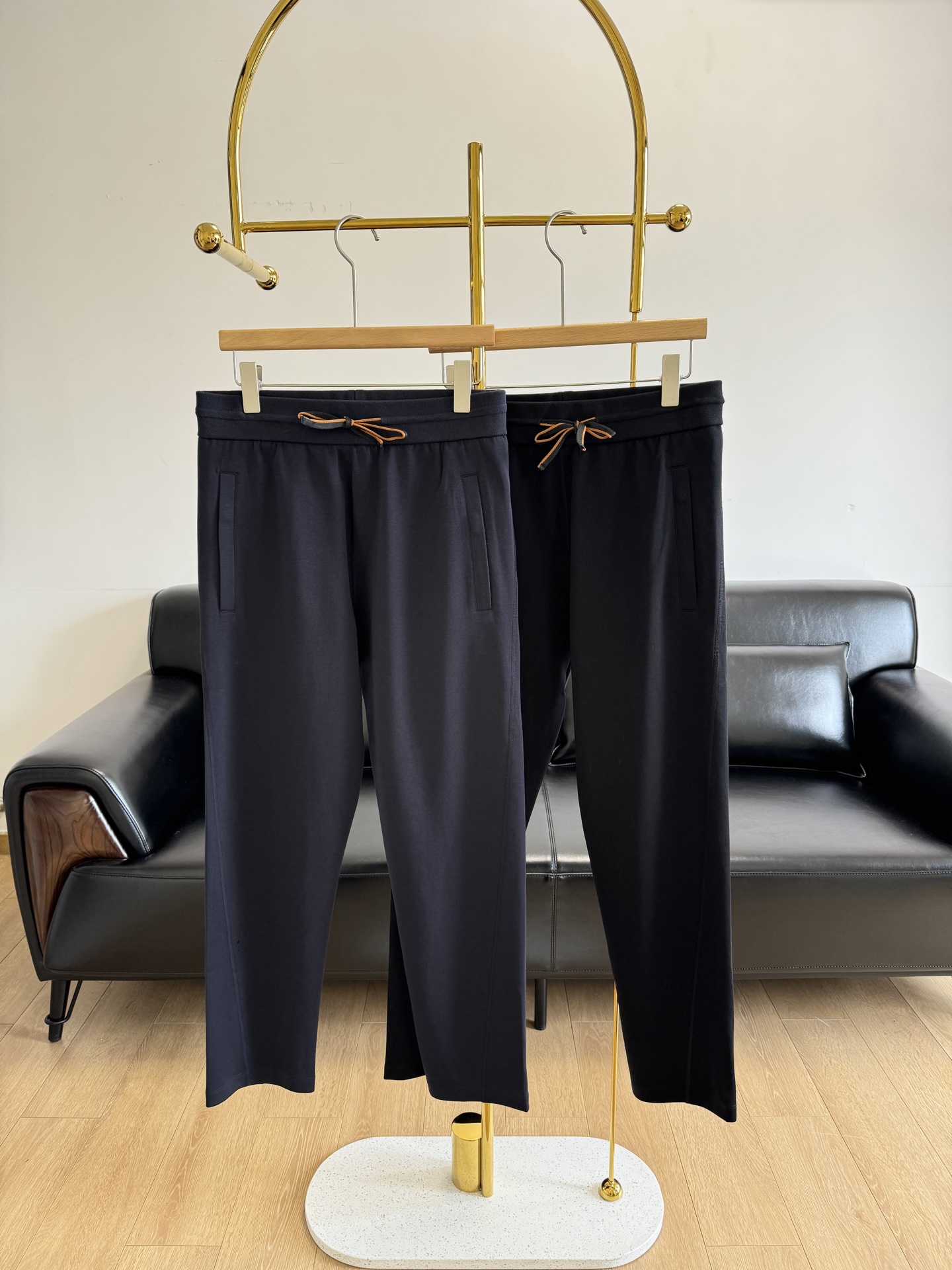 NO:324061,——Loro Piana men's elastic waist casual pants. Exquisite craftsmanship, high-end texture, pants shape, visually showing long legs, straight legs, and body shape. The modification of the body will be better than other conventional pants. The fabric is made of customized cotton blended material for customer supply. It has a delicate and soft touch, strong skin-friendly level, and has a very crisp feeling. It is casual and sports, gentlemanly and elegant!  It can be business and casual. The seemingly simple design fabric details show the craftsman spirit everywhere. Classic but not easy to get out of date. Zippered pockets on both sides, a combo style, elastic waist casual pants. The details are also spliced. Number m-xxxl black. Two colors of blue, loro piana, alexander wang19860909——Loro Piana 男款松紧腰休闲裤 精致工艺、高级质感、裤型视觉上显腿长显腿直对身材的修饰会优于其他常规裤型, 面料采用客供定制棉混纺材质,触感细腻柔软,亲肤程度极强,又有很好的挺括感,休闲运动都,绅士素雅！ 可商务可休闲 看似简约的设计面料细节处处彰显工匠精神 经典而不易过时 两侧拉链口袋,合体的版型, 裤子松紧腰休闲裤 细节同样采用拼接处理方式, 码数m-xxxl 黑色 蓝色2个色,,loro piana,alexander wang,Women's clothing