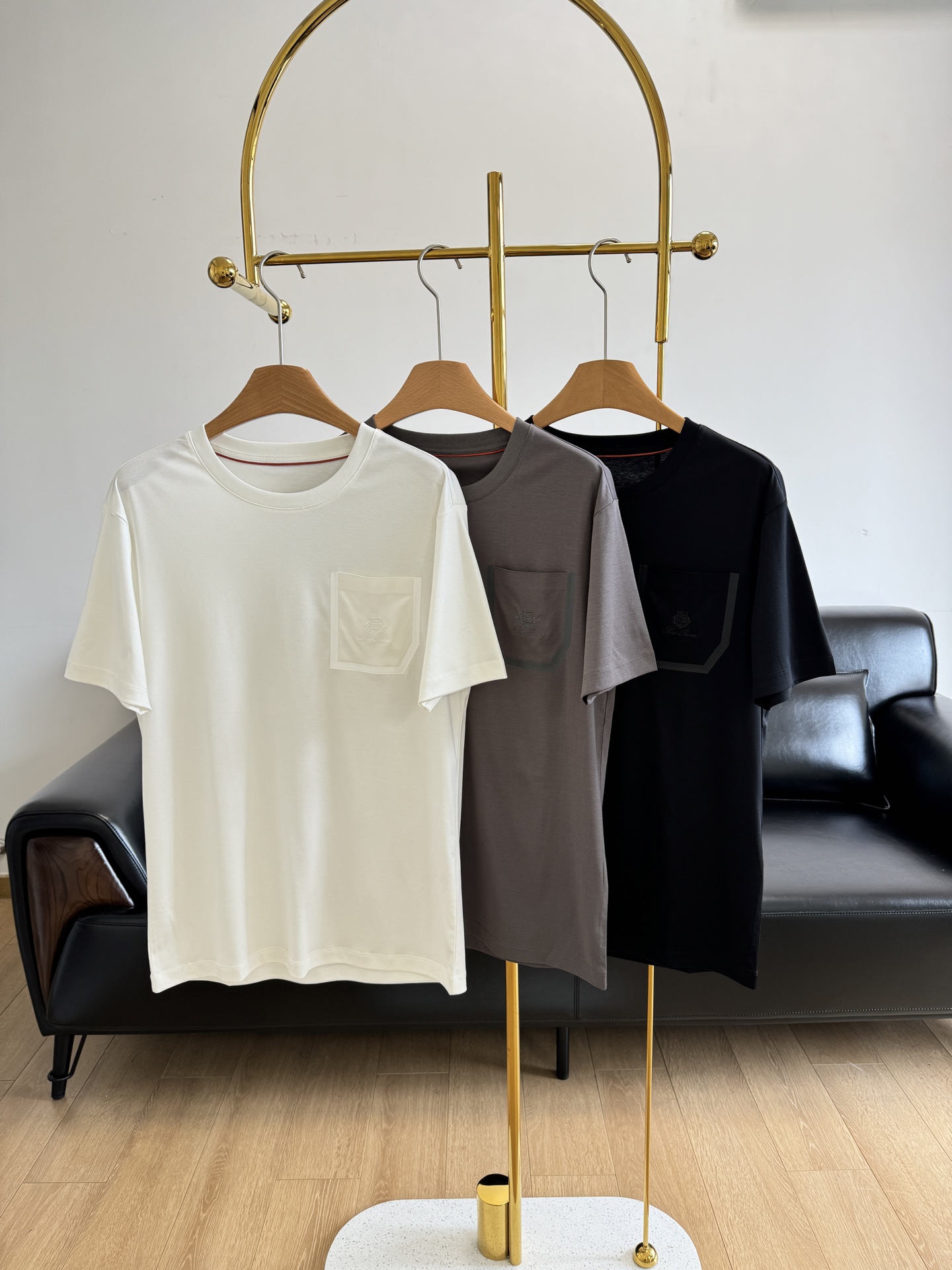 NO:324070,——Loro piano pocket letter embroidered T-shirt T-shirt is always standard. A simple and neat T-shirt gives you enough matching space. The fabric has its own shiny feeling and feels super good!  Very warm satin luster, smooth, light, straight and wide, not skin-fitting, the fabric is silky and skin-friendly. The whole short-sleeved short-sleeved yarn is very high, the yarn is very thin, and the ceiling is. T-shirt is the most common item. In Lao Qian's photos, the most common item is the basic Tee. You can use the simplest basic Tee to match it with a different style, without being artificial and natural, and it looks very comfortable to look. Number m-xxxl White Gray Black 3 colors, loro piano, T-shirt, tees, t-shirt, alexander wang19860909——Loro piana 口袋字母刺绣T恤 T恤是永远的标配 一件简单利落的T恤 给你足够的搭配空间 面料自带光泽感,手感超好！非常温润的缎面光泽,顺滑、轻盈挺阔不贴肤,面料丝滑亲肤.整件短袖的支数很高纱线很细,天花板了.  T恤是上身率最高的单品.在老钱的照片中,最常出现的单品就是基础款Tee.可以用最简单的基础款Tee搭配出不一样的风格,不做作地随意自然,看着就很舒服. 码数m-xxxl 白色 灰色 黑色3色,,loro piana,T-shirt,tees，t-shirt,alexander wang,Women's clothing