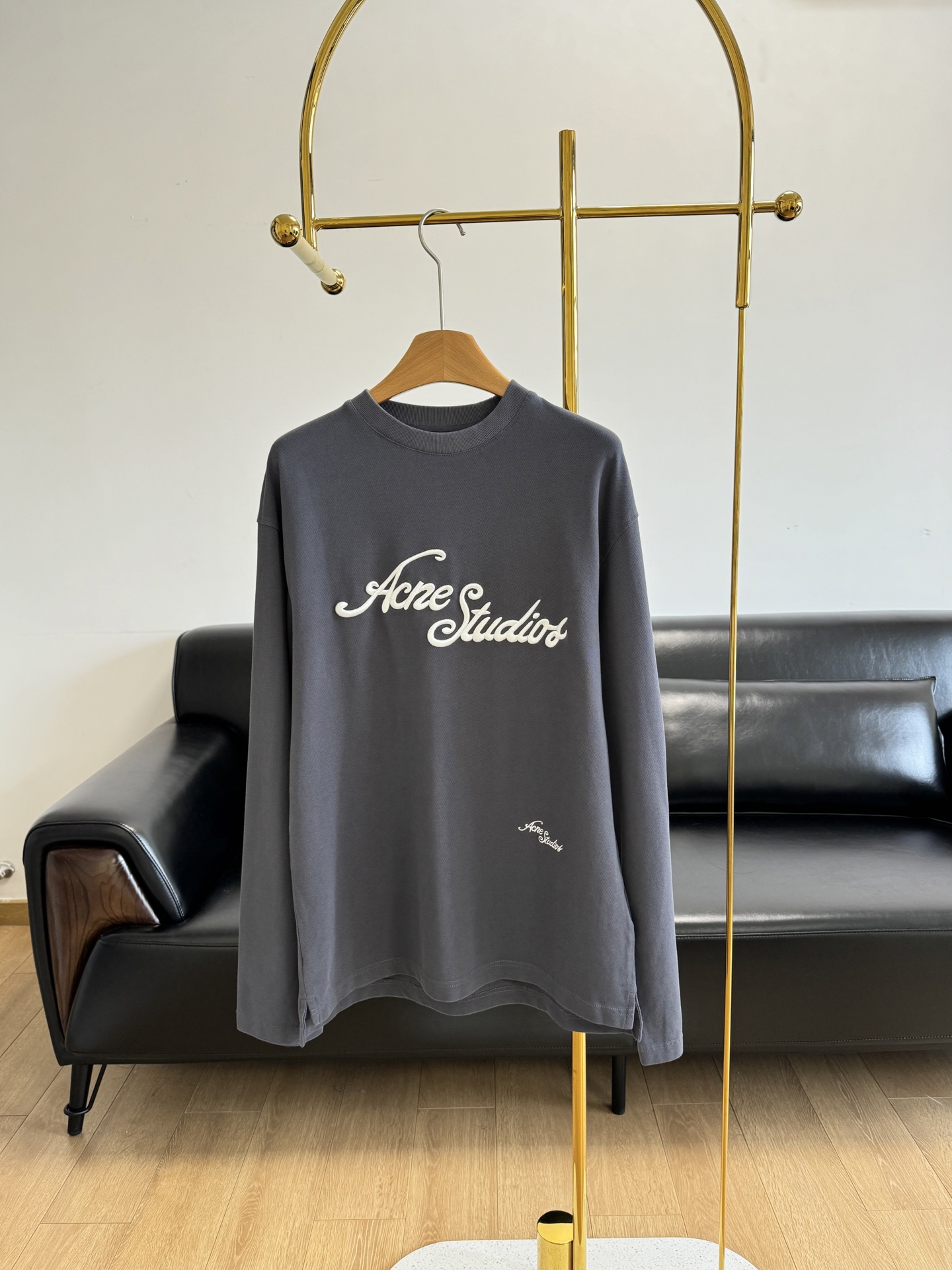 NO:324069,——Acne Studios 25 Spring Letter Embroidered Long Sleeve T-shirt. It is nice to wear the inner wear and satisfy all kinds of outfits. It is a must-have for everyone!  A long-sleeved T-style photo shoot that makes a great comedy!  Full of fashion sense!  The concave shape is perfectly beautiful. It uses cotton fabric to make skin-friendly and soft, as light as feathers, giving you different enjoyment of skin. Microfiber is delicate, smooth and smooth, moisture-absorbing, wrinkle-resistant, wear-resistant, bright colors, and good drape!  There are letter embroidery on the chest and walk on the street to attract attention!  The youthful and energetic feel is loose and not picky about the figure at all!  With its own slimming attribute!  S/M/L, acne studios,dior,tees,t-shirt,alexander wang19860909——Acne Studios 25春季字母刺绣长袖T恤 单穿内搭都很nice满足各种穿搭 简直就是人手必备！出街拍照非常出片的一款长袖T！时髦感十足！凹起造型来妥妥的好看  采用棉面料亲肤柔软,如同羽毛般轻盈、带给您肌缺不一样的享受 ,超细纤维,细腻光滑柔顺,吸湿抗皱耐磨 ,色彩明亮,垂坠性佳！ 胸前设有字母刺绣走在街上吸睛度满分！青春又活力的感觉宽松版型完全不挑身材！自带显瘦属性！ 码数S/M/L,,acne studios,dior,tees，t-shirt,alexander wang,Women's clothing