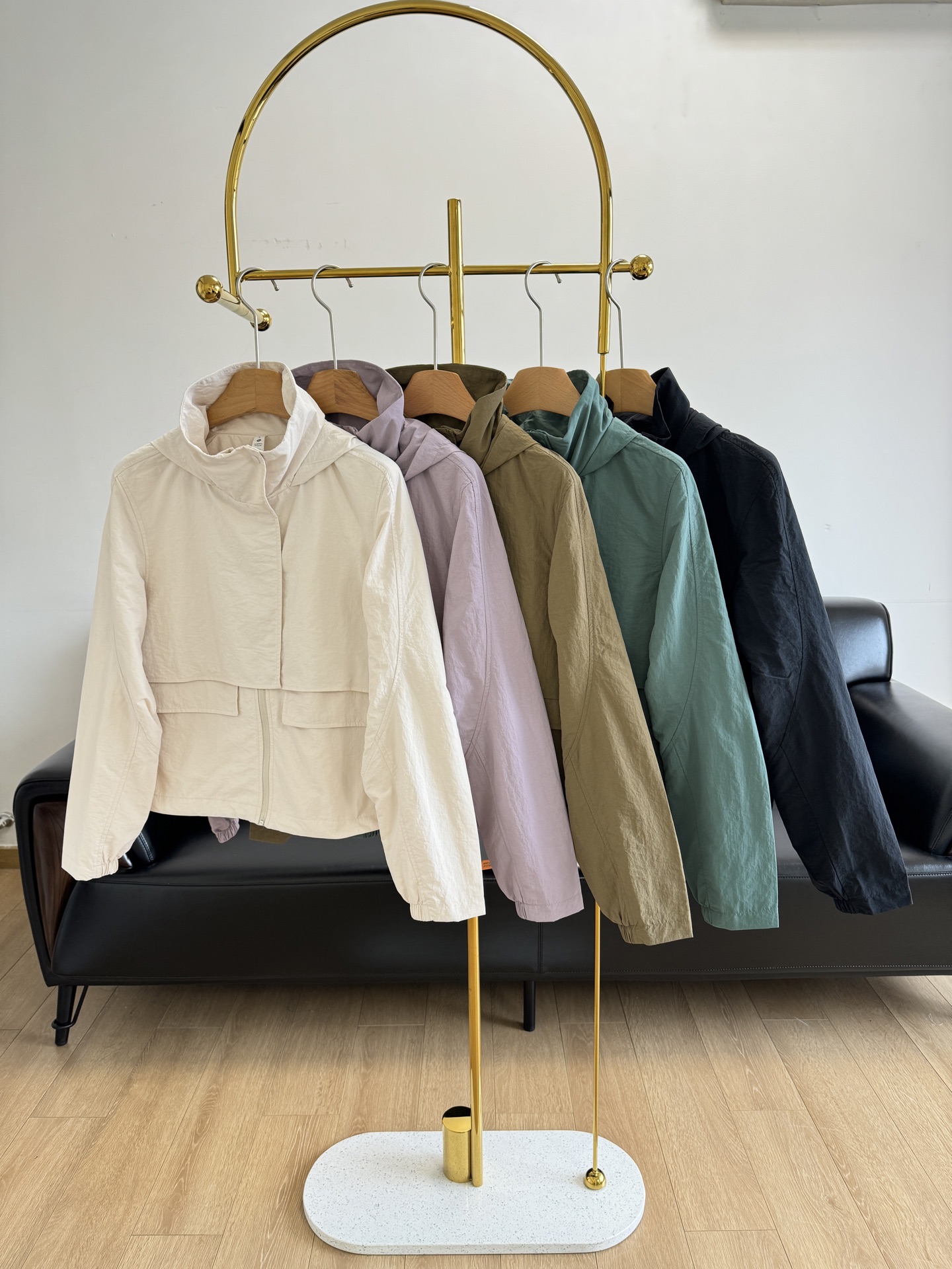 NO:324057,——lululemon Always Effortless Women's Hooded Jacket Black 8 Size Fabric Glyde fabric is DWR treated and has a matte pleated feel to the touch, high-density yarn resistant to tear, waterproof and lightweight!  !  The short style is always friendly to Asians. Because it can make the figure look better, these clothes really make people feel like they are the gods!  !  A small coat looks so beautiful!  It is not only the nature of a windbreaker, but also a urban short functional windbreaker. It is windproof and sun-proof, mountaineering and hiking. It has classic style, good durability, practicality, but time. Number of 4 6 8 Purple Black Green White Brown 5 colors,,jackets & coats,jackets & coats,hats,alexander wang19860909——lululemon Always Effortless 女士连帽夹克外套 黑色8码 面料Glyde面料经DWR处理,摸起来有磨砂褶皱感,高密度纱线防撕裂,防水,轻盈！！ 短款的款式对亚洲人永远友好.因为它可以让身材显得好点,这些衣服真的永远让人觉得封神！！一件小小的外套简直好看的出神入化！ 它不仅是冲锋衣的性质 还可以是都市短款的机能性风衣 抗风雨防晒登山徒步♂样样行 款式经典 耐久性好 实用派 不过时 码数4 6 8 紫色 黑色 绿色 白色 棕色5色,,jackets & coats,jackets & coats,hats,alexander wang,Women's clothing