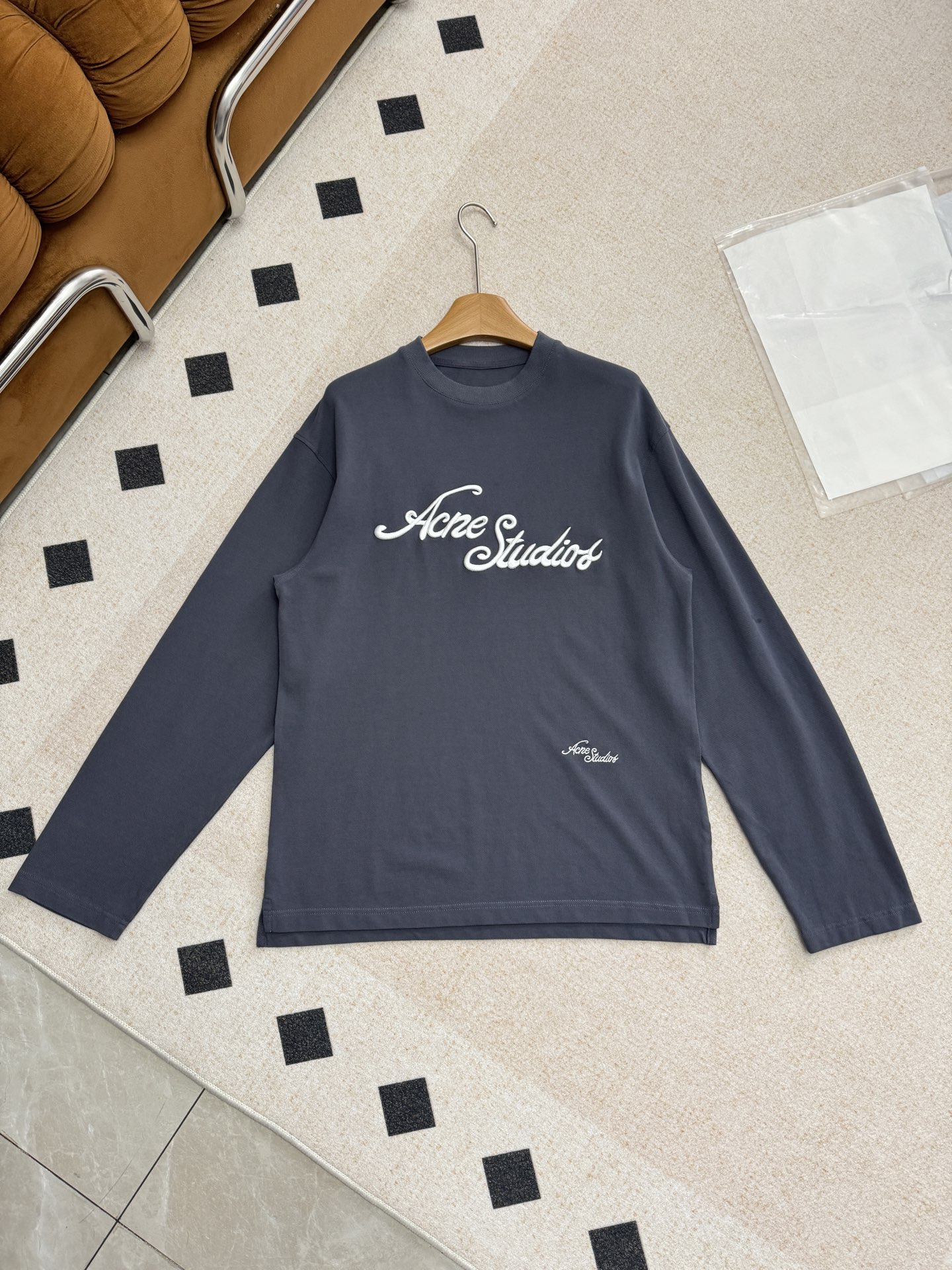 NO:324072,There are letter embroidery on the chest and walk on the street to attract attention!  The youthful and energetic feel is loose and not picky about the figure at all!  With its own slimming attribute!  ,alexander wang19860909胸前设有字母刺绣走在街上吸睛度满分！青春又活力的感觉宽松版型完全不挑身材！自带显瘦属性！,,alexander wang,Women's clothing