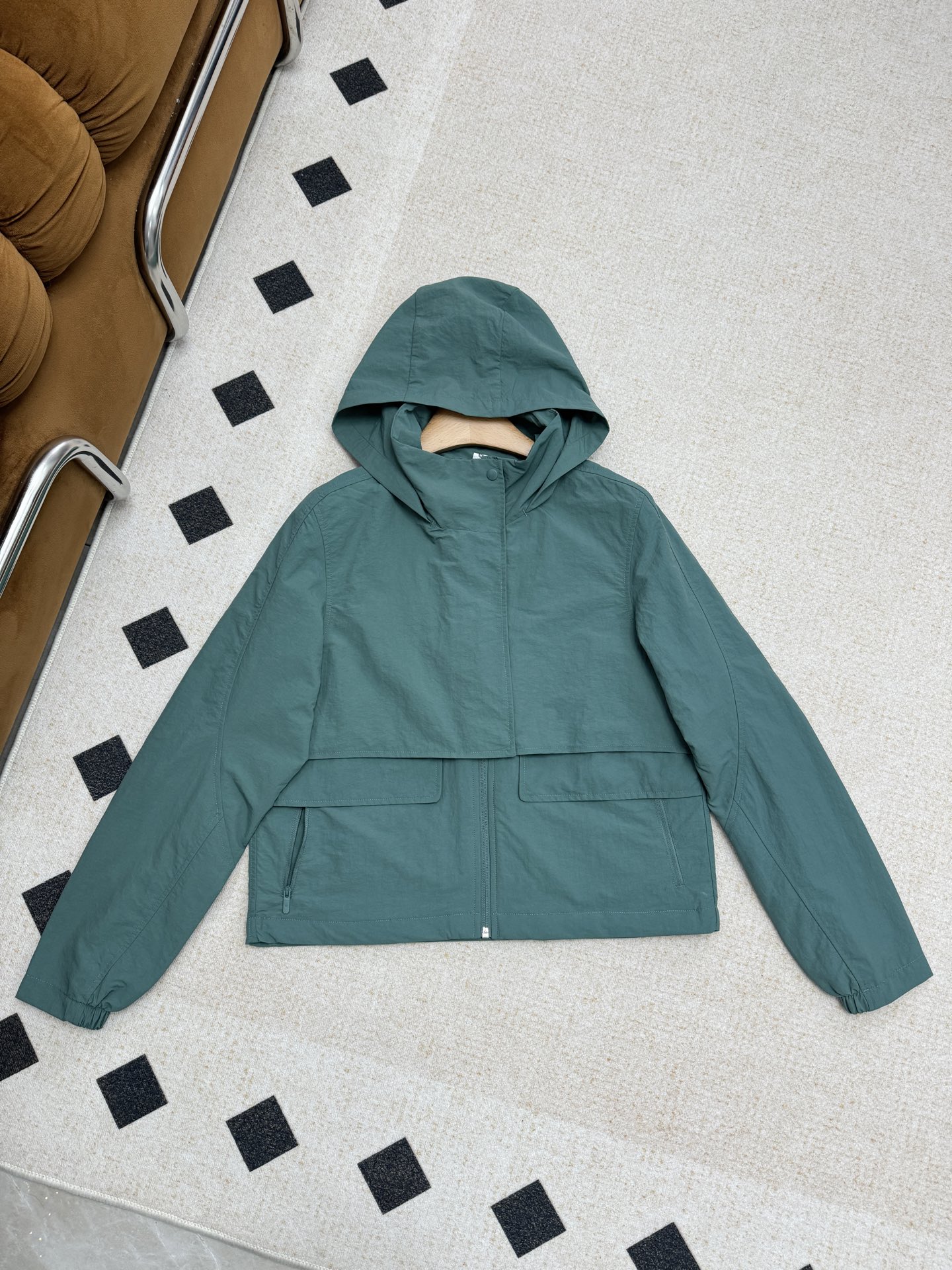 NO:324063,It is not only the nature of a windbreaker, but also a short urban functional windbreaker. It is windproof and sun-proof, mountaineering and hiking. It has classic style, good durability and practicality. However, alexander wang19860909它不仅是冲锋衣的性质 还可以是都市短款的机能性风衣 抗风雨防晒登山徒步♂样样行 款式经典 耐久性好 实用派 不过时,,alexander wang,Women's clothing