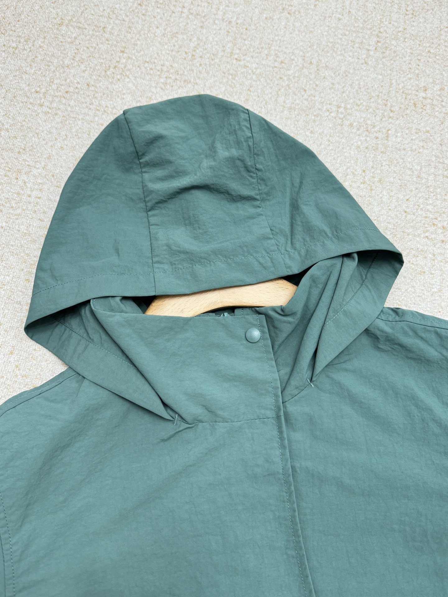 NO:324065,Let’s talk about the fabric. Glyde fabric is DWR-treated and has a matte and wrinkle feel to the touch. High-density yarns are tear-proof, waterproof and light!  !  ,alexander wang19860909再来说面料 Glyde面料经DWR处理,摸起来有磨砂褶皱感,高密度纱线防撕裂,防水,轻盈！！,,alexander wang,Women's clothing