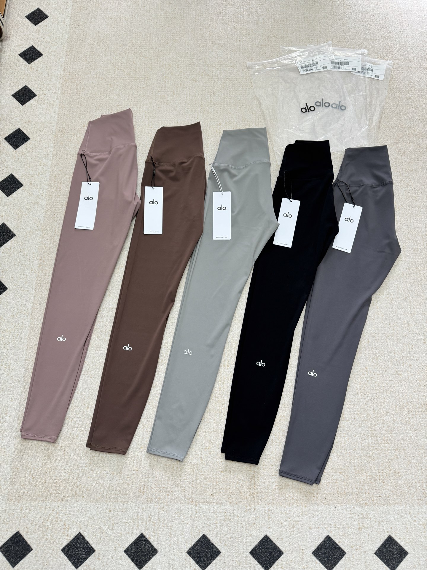 NO:324086,A must-have versatile fitness pants for girls every day, soft and skin-friendly, comfortable nude feeling, and a basic need for autumn and winter!  The nine-point pants are yoga pants with a very high-end style. They are always available in wardrobe. The upper body effect is super comfortable and slim. Four sizes, tall, short, fat and thin ladies can perfectly control it!  ,alexander wang19860909女生日常必备款百搭健身裤,软糯亲肤,裸感舒适,秋冬刚需！九分裤版型实穿度超高的瑜伽裤.运动&休闲,衣橱常备.上身效果超级舒适显瘦.四个尺码,高矮胖瘦的小姐姐们都能完美驾驭！,,alexander wang,Women's clothing