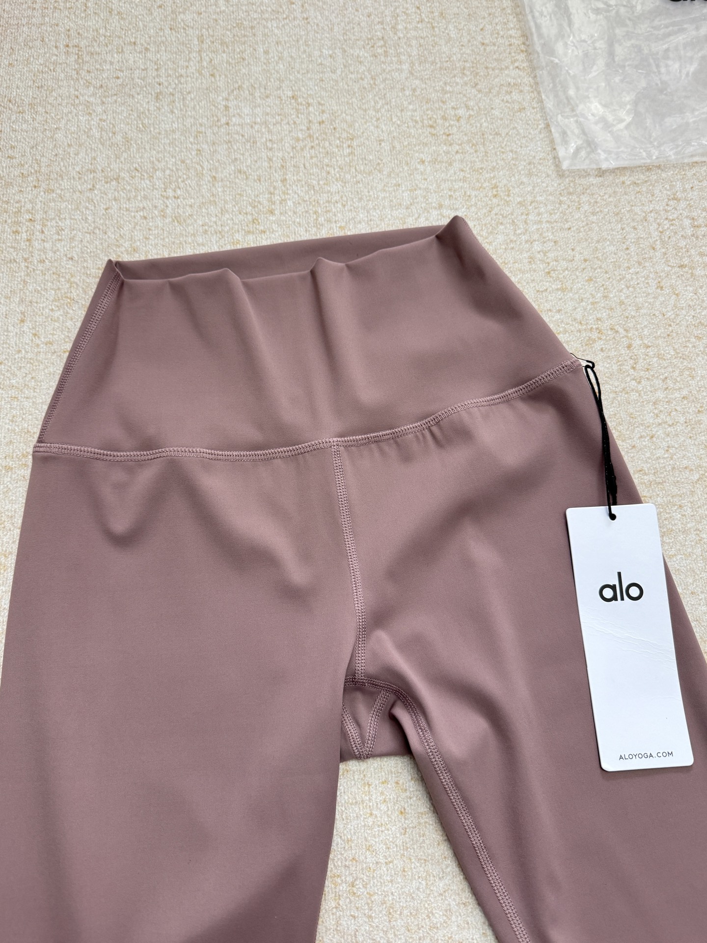 NO:324088,This yoga pants fabric feels very soft and comfortable, without any hard feeling. The original customized LU nude fabric is the same as 260g LU, 75 nylon   25 spandex fabric, matte fabric, high elasticity, more fit on the upper body, and has a strong sense of shaping.,,alexander wang19860909这款瑜伽裤面料手感非常柔软舒适,没有一些硬邦邦的感觉,原版定制LU同款的裸感面料,260克75锦纶 25氨纶面料,哑光面料,高弹,上身更贴合,塑型感强.,,alexander wang,Women's clothing