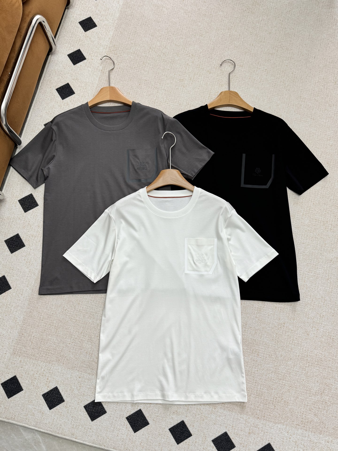 NO:324073,T-shirts are the items with the highest upper body rate. In Lao Qian's photos, the most common item is the basic Tee. You can use the simplest basic Tee to match it with a different style, which is casual and natural without being artificial, and it looks very comfortable to look at., tees, t-shirt, alexander wang19860909T恤是上身率最高的单品.在老钱的照片中,最常出现的单品就是基础款Tee.可以用最简单的基础款Tee搭配出不一样的风格,不做作地随意自然,看着就很舒服.,,tees，t-shirt,alexander wang,Women's clothing