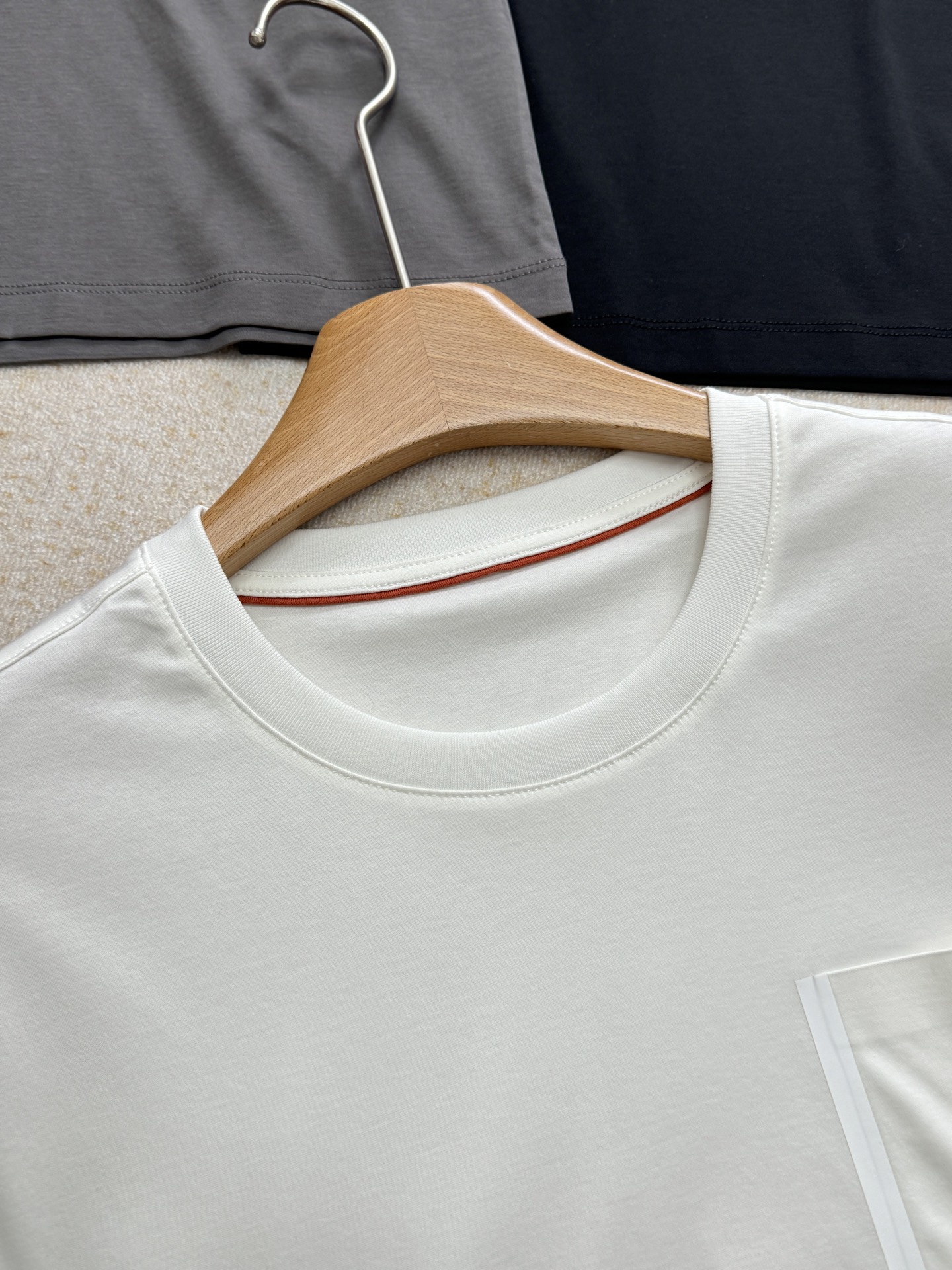 NO:324054,The fabric has its own luster and feels great!  Very warm satin luster, smooth, light, and wide, and not skin-fitting. The fabric is silky and skin-friendly. The whole short sleeve has a high number of yarn and thin, and the ceiling is full., T-shirt, alexander wang19860909面料自带光泽感,手感超好！非常温润的缎面光泽,顺滑、轻盈挺阔不贴肤,面料丝滑亲肤.整件短袖的支数很高纱线很细,天花板了.,,T-shirt,alexander wang,Women's clothing