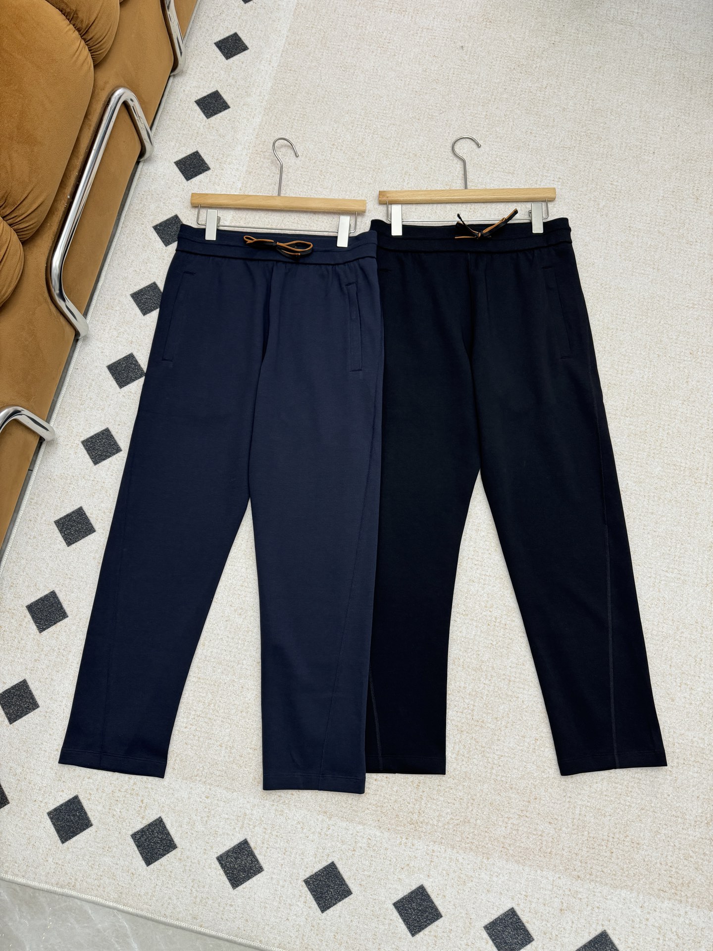 NO:324064,It can be business and casual. The seemingly simple design fabric details show the craftsman spirit everywhere. Classic but not easy to get out of date. Zippered pockets on both sides, a combo style, elastic waist casual pants. The details are also spliced,,alexander wang19860909可商务可休闲 看似简约的设计面料细节处处彰显工匠精神 经典而不易过时 两侧拉链口袋,合体的版型, 裤子松紧腰休闲裤 细节同样采用拼接处理方式,,,alexander wang,Women's clothing