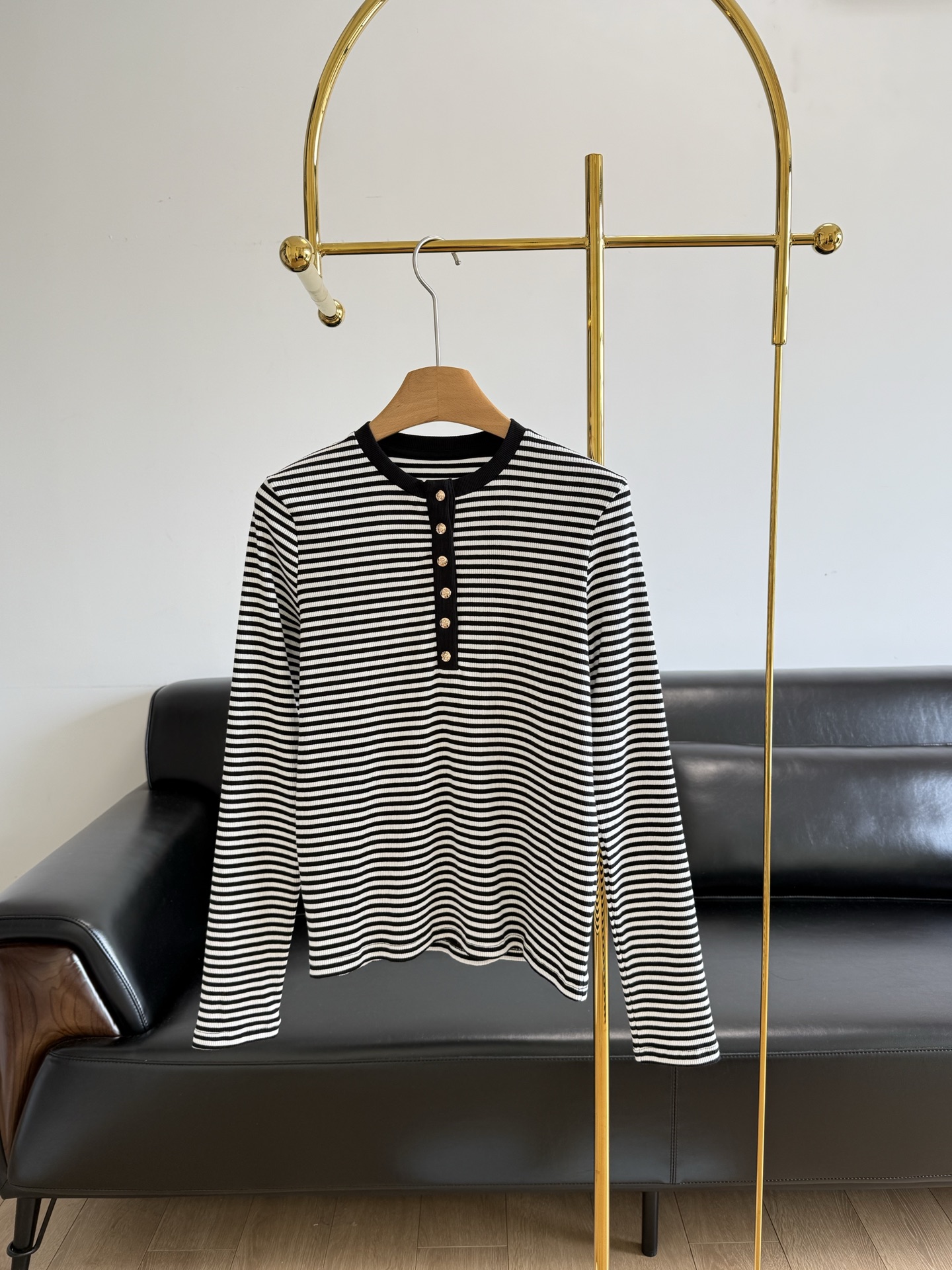 NO:324655,——ANINE BING ALESSIA long-sleeved T-shirt 2025 early spring new product for women contrasting striped casual long-sleeved striped elements are really not worn out!  Hurry up and line up!  It is made of cotton fabric and is particularly comfortable to wear!  The touch is delicate, smooth, soft and has good elasticity!  Strict strip-coupling craftsmanship demonstrates the ingenuity of craftsmanship~ The stripes are touched, classic and retro, and they also have a sense of age reduction, making them look more casual and casual!  It has added a lot of attention, ~ The style is fit and has a loose feeling. It is easy to match if you don’t pick on the figure. You can match any pants!  Designed fashionable and well-equipped, very relaxed and lazy French retro style, sml, tees, t-shirt, alexander wang19860909——ANINE BING ALESSIA长袖T恤 2025早春新品女士撞色条纹休闲长袖 条纹元素是真的佰穿不腻的！赶紧an排上呀！ 采用棉面料贴身穿着特别的舒服！触感细腻顺滑软糯且回弹性好！严格对条工艺彰显匠心品质～ 条纹相碰,经典复古还带有减龄感,看着更随性休闲一点！增加了不少吸睛点,~版型是合身又带着松量感的,不挑身材也敲好搭配,随便什么裤子都能搭！设计得时髦又到位很有松弛慵懒的法式复古气息, 码数sml,,tees，t-shirt,alexander wang,Women's clothing