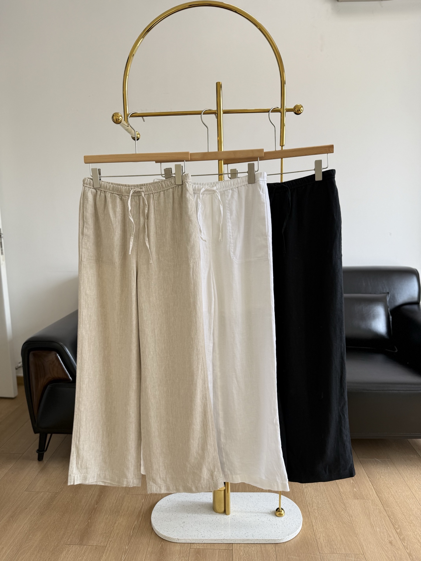 NO:324659,——LP drawstring linen wide-leg pants, hot-selling pants, everyone must buy!  The linen texture continues to be relaxed and luxurious. The steps are light and free, with a simple tailoring and texture!  The balance of softness and strength is interpreted by the balance of flexibility and strength, and the rules of dressing are suitable for a variety of occasions!  The air wide-leg pants shape will be relaxed and comfortable to integrate into life. The classic wide-leg pants shape is straightforward and generous, simple and timeless, and the three-dimensional press-pleated design creates a simple and casual atmosphere. It is refreshing in summer. The raw materials come from the world's largest French supplier of hemp raw materials. It is strictly selected for its high-quality hemp materials with longer fibers, fewer hairs and good gloss. This fabric is a plain texture of 40 single yarns, and uses a full set of Japanese dyeing and finishing techniques. The feel is more solid and slightly crisp. It only takes one time to set the ordinary fabric, and this fabric needs to be 3 times to present a stable feel and style.  Elastic drawstring waist/side insert double pockets & rear waist single-side pocket elastic drawstring waist design, high elasticity, no tightness, and no easy deformation, three-dimensional pleated front piece, increasing the sense of space, and more inclusive double-side pockets are complemented by ingenious knots, beautiful and practical rear hip single-side pockets, enhancing the overall fashionable and stylish feeling. Size sml khaki white black 3 colors, loro piana, alexander wang19860909——LP 抽绳亚麻阔腿裤 爆款麻裤,人手必入！ 亚麻肌理延续松弛静奢风步履间尽是轻盈与自由,精简剪裁,铺陈质感！亚麻演绎柔美与力量的平衡以张弛有度的穿衣法则适配多样场合！ 空气阔腿裤型将松弛自在融入生活 经典阔腿裤型率性大方,简约隽永诠释优雅质感立体压褶设计营造简约随性氛围,夏日清爽B 备 原料来自世界较大的麻原料法国供应商,严选旗下麻原料中纤维较长,毛羽较少且光泽度很好的上等麻素材.此款面料为40支单纱的平纹料,采用全套日本染色后整工艺,手感更加扎实,略带挺括.普通面料定型只需1遍,此款面料需要3遍,呈现稳定手感与风格. 松紧抽绳腰头/侧插双口袋&后腰单侧口袋松紧抽绳腰头设计,高弹不紧绷不易变形前片立体压褶,增加空间量感,更具包容性双侧口袋辅以匠心套结,美观又实用后臀单侧口袋,提升整体时髦造型感. 码数sml 卡其 白色 黑色3色,,loro piana,alexander wang,Women's clothing