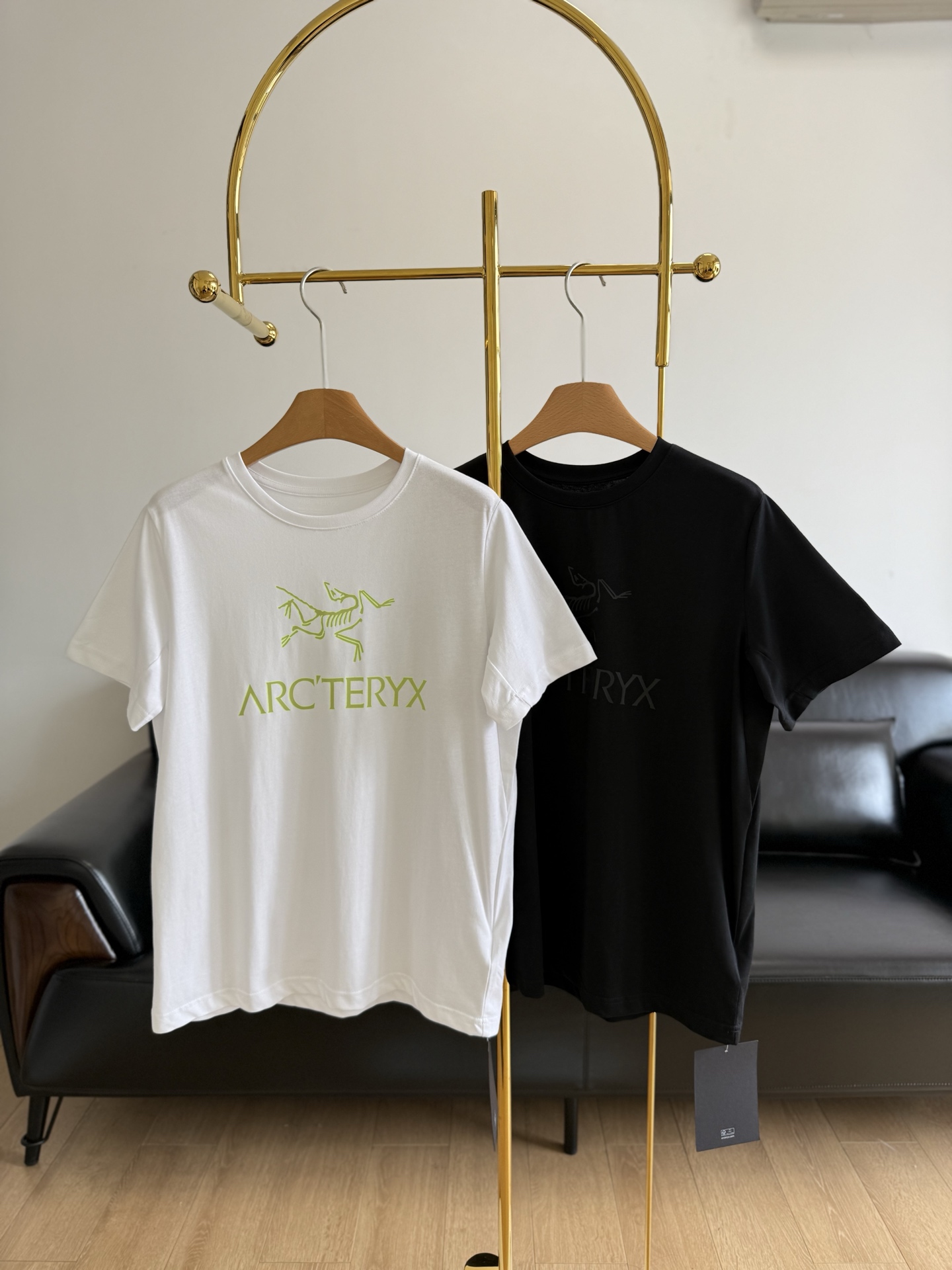 NO:324640,——ARC'TERYX Archaeopteryx Printed Cotton Short-sleeved T-shirt The overall T-shirt is designed to be well worn, comfortable and loose, very inclusive, and the upper body covers the flesh and makes you look slimming. The style design is also very clean and neat!  The fabric is made of high-quality cotton! The counter is fixed dyeing and woven, which is gentle and close to the body, and has no sense of restraint! The feel is gentle and comfortable, and has very excellent sweat-absorbing and wet properties! The thread is fixed weaving and dyeing without color difference! The shoulder-length strip process is used, and it will not deform after washing for a long time! The upper body is really fashionable!  !  The printed pattern with a super branded logo on the chest is simply synonymous with its quality!  !  Added three-dimensionality and layering, fashionable personality!  Code number m-xxl white black,arc'teryx,T-shirt,tees,t-shirt,alexander wang19860909——ARC'TERYX始祖鸟 印花字母棉短袖T恤 整件T恤的版型主打好穿好搭 舒适的宽松度 包容性很高 上身遮肉显瘦 款式设计也是很干净利落！ 面料采用优质棉材质!专柜定染定织,轻柔贴身,穿着无束缚感!手感轻柔舒适,具有非常优异的吸汗拍湿特性!螺纹定织定染无色差!采用通肩拉条工艺,百洗不变形! 上身真的超有潮人感！！胸前超有品牌标识的印花图案,简直是它品质的代名词！！增加了的立体感和层次感,时尚个性！ 码数m-xxl 白色 黑色,arc'teryx,T-shirt,tees，t-shirt,alexander wang,Women's clothing