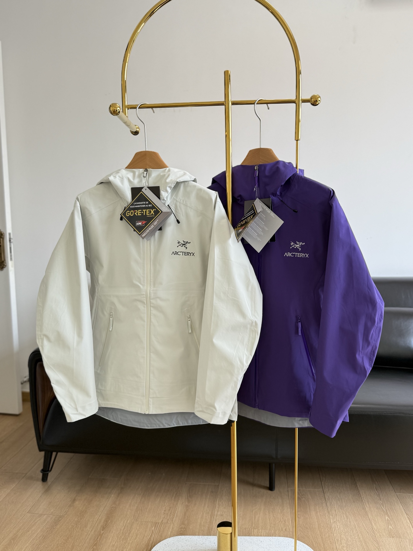 NO:324654,——Arcteryx Archaeopteryx New logo hooded jacket, both noble and fashionable!  The high-tech outdoor functional jacket has three-dimensional cut in style, and the upper body effect is very good!  The style is very good, and the one who wears it is handsome!  YB color matching!  GORE-TEX fabric not only gives the windbreaker a unique visual charm, but also truly achieves the three-defense effects of windproof, waterproof and wear-proof. Whether it is a storm or a complex terrain, it can build a solid protective barrier for you, allowing you to be calm in the face of the challenges of nature!  Super practicality and matching!  High-end exquisite embroidery logo on the chest, smooth lines to enhance the sense of class!  The different version is the offset printing version. The helmet is compatible with StormHood hood and is fully protected without affecting the line of sight. The hand pocket is equipped with WaterTight zipper for easy pick-up and placement, and the underarm zipper is easy to ventilate quickly. The splicing design ensures freedom of movement!  The overall style is clean and neat, such good products really need to start quickly, and the rhythm of light in minutes. Number of codes s-xxxl, arc'teryx, jackets & coats, jackets & coats, hats, alexander wang19860909——Arcteryx 始祖鸟 新款logo连帽夹克 又贵气又洋气！ 高科技户外功能外套 版型方面采用了立体裁剪 上身效果非常赞！款式非常好,属于谁穿谁帅系列！ YB配色！GORE-TEX 面料,不仅赋予了冲锋衣独特的视觉魅力,更真正做到了防风、防水、防磨的三防功效.无论是狂风骤雨还是复杂地形,它都能为你构筑坚实的防护壁垒,让你在大自然的挑战面前从容不迫！ 超强实用性和搭配性！胸前高端精美刺绣LOGO,线条流畅 提升档次感！区别别的版本是胶印不对版的 头盔兼容StormHood兜帽防护周全而不影响视线,插手口袋设有WaterTight拉链,便于取放物品,腋下拉链便于快速通风,拼接设计保证活动自如！ 整体风格干净利落,此等好货真的下手要快,分分钟秒光的节奏 码数s-xxxl,arc'teryx,jackets & coats,jackets & coats,hats,alexander wang,Women's clothing