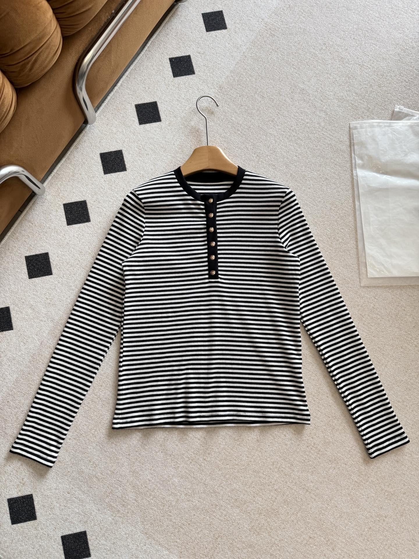 NO:324658,The stripes collided, classic retro and age-reducing, making it look more casual and casual!  It has added a lot of attention, ~ The style is fit and has a loose feeling. It is easy to match if you don’t pick on the figure. You can match any pants!  Designed fashionable and well-equipped, very relaxed and lazy French retro style, alexander wang19860909条纹相碰,经典复古还带有减龄感,看着更随性休闲一点！增加了不少吸睛点,~版型是合身又带着松量感的,不挑身材也敲好搭配,随便什么裤子都能搭！设计得时髦又到位很有松弛慵懒的法式复古气息,,,alexander wang,Women's clothing