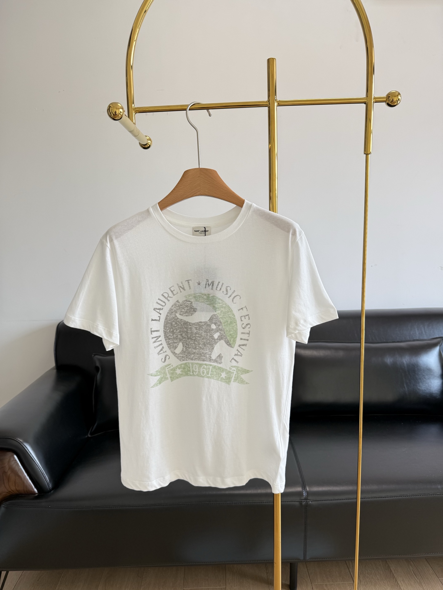 NO:325588,——ysl 1961 printed T-shirt New T-shirts are available!  It is made of high-quality pure cotton fabric and is carefully woven. The cotton fiber is delicate and soft, and has excellent skin-friendliness, just like giving the skin a gentle hug. It has excellent breathability, can quickly expel hot and moisture, and keeps the body dry at all times. The fabric has good moisture absorption and dyeing, the colors last and bright, and it is comfortable and beautiful to wear. Simple round neck design, modifying the neck lines. The pattern is fresh and suitable for different styles. It is comfortable to wear, and it is very suitable for daily wear with jeans and short skirts, which can easily create a casual atmosphere. Size sml, saint laurent, skirts, jeans, tees, t-shirt, alexander wang19860909——ysl 1961印花T恤 新款T恤上新！ 采用优质纯棉面料,棉花精心织造.棉纤维细腻柔软,具备出色的亲肤性,如同给肌肤温柔拥抱.它透气性能极佳,能迅速排出热气与湿气,时刻保持身体干爽.且面料具有良好的吸湿性和染色性,色彩持久亮丽,穿着舒适又美观. 简约圆领设计,修饰颈部线条.图案配色清新,适配不同风格.穿着舒适自在,日常搭配牛仔裤、短裙都超合适,轻松打造休闲氛围感. 码数sml,,saint laurent,skirts,jeans,tees，t-shirt,alexander wang,Women's clothing