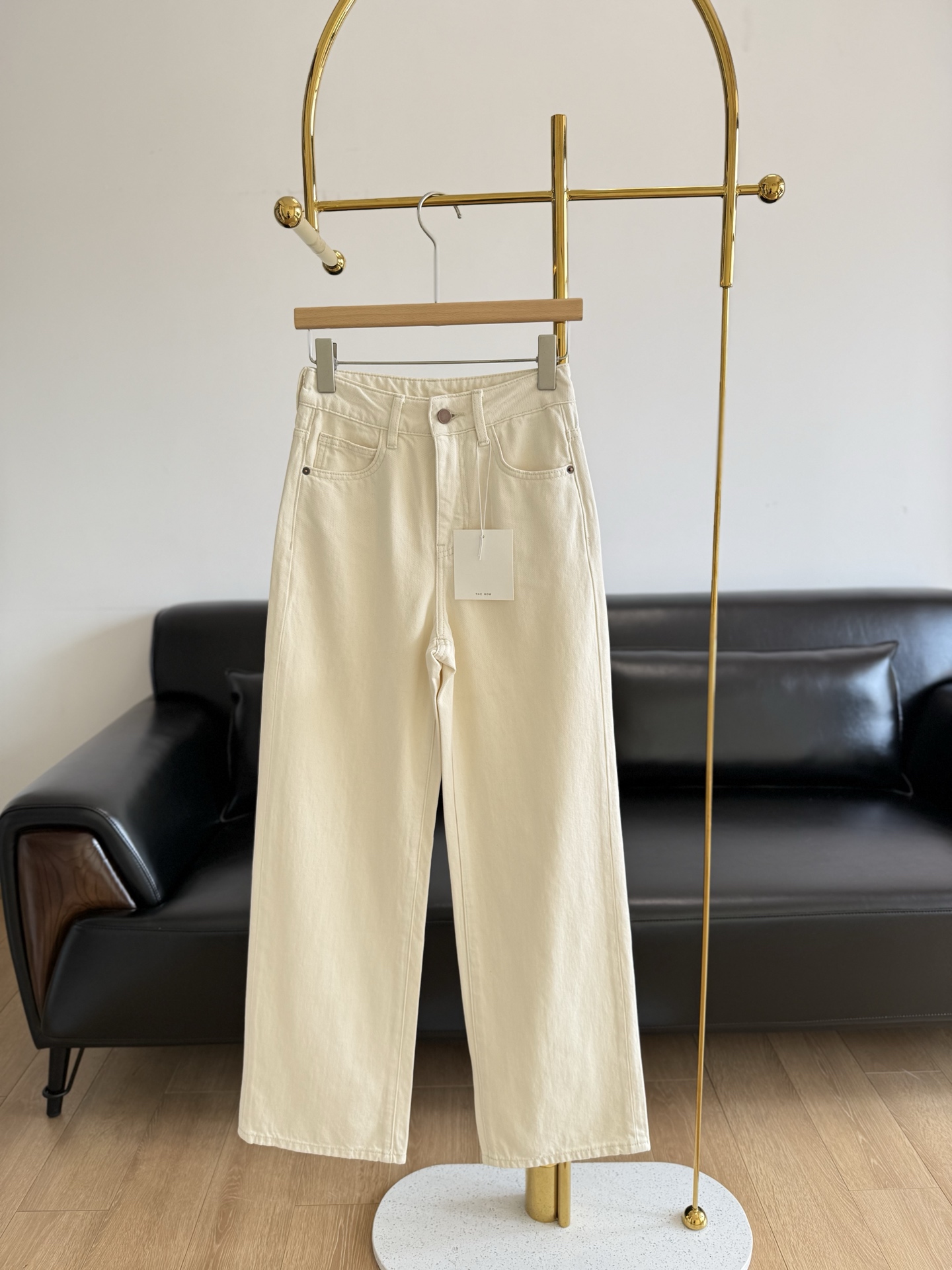 NO:325598,——THE ROW straight regular jeans. Jeans with very high-end colors, styles and fabrics. The simple and slim styles are exquisite in the square shape!  It is made of cotton fabric and it feels soft and delicate!  The fabric texture is still quite obvious!  !  Soft and glutinous with drooping color!  Very suitable for spring and summer atmosphere!  Very high-end, the three-dimensional pants are very heavy-working and detailed!  The upper body can better slim the waist and cover the legs, which makes you look slim and very easy to match. The hip cover is really good. The ability to cover the hips is really good. The visual creation of long-legged pear-shaped figure is a must-have jeans. The high-end style that you can feel at the upper body is a magical tool for spring, autumn and winter matching!  Count s-xxl, jeans,alexander wang19860909——THE ROW 直筒常规款牛仔裤 颜色版型面料都非常高级的牛仔裤 设计简约又很显瘦的版型方寸之间都是对精致的考究 ！ 采用 棉面料摸起来柔嫩的,很细腻！面料肌理还是比较明显！！软糯有垂感颜色！很适合春夏的氛围！非常有高级感, 立体裤型非常重工细节感拉满！上身可以更好的收腰遮腿非常显瘦真的很很很好搭 遮胯能力真的超好视觉打造大长腿梨形身材yi定要入的牛仔裤 一上身就能感受到的版型高出镜率神裤春秋冬搭配神器！ 码数s-xxl,,jeans,alexander wang,Women's clothing