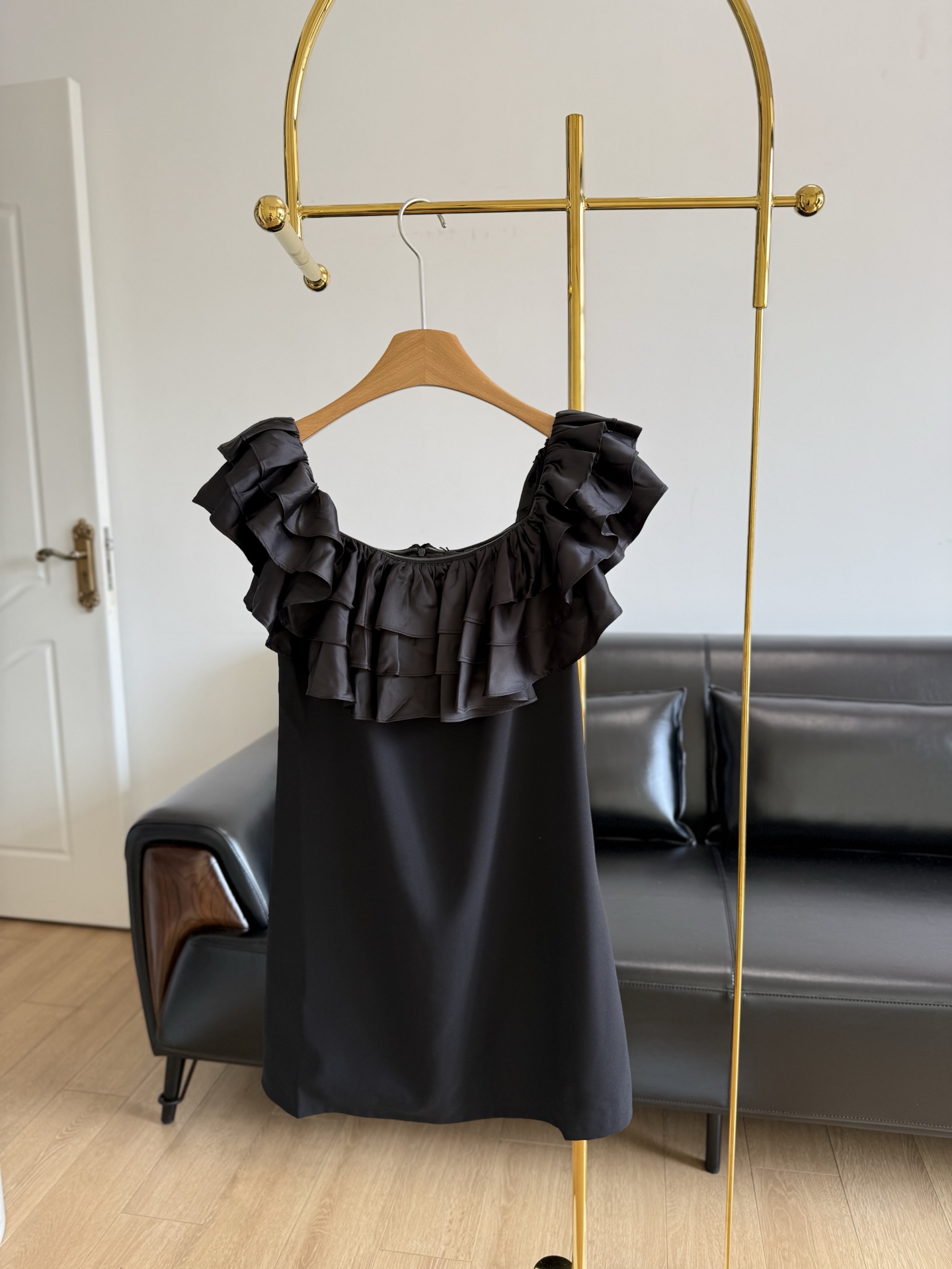 NO:325605,——Celine 25Ss early spring new one-shoulder sexy pure and lustful dress The new early spring new one is here! I can’t wait to share with you the beautiful Celine 25Ss dress~ This skirt is really in love with at first glance! It’s a grand and high-end feeling~ Polyester fabric!  The upper body is dry and cool, a summer necessity product, a high-end and versatile artifact!  Like 