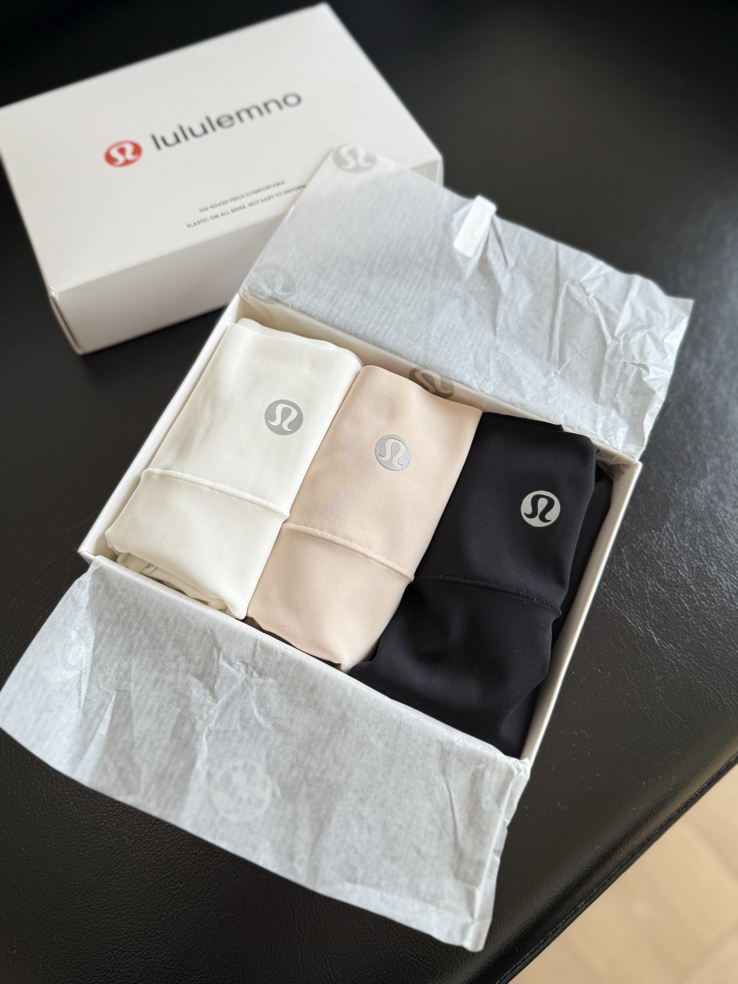 NO:325582,——New products launched LU light plastic safety leggings, light belly tightening, small waist, body design running, jumping, no stuttering, no rolling, easy to solve the insecure safety pants, thin and impermeable, true no underwear invisible safety pants, thin and impermeable, true no underwear invisible safety pants, lace pants edge embellishment, the beauty of the upper body is improved by more than one level Black, light apricot, white, a set of three gift boxes [Size] M (90-110 catties) L (110-130 catties) [Ingredients] Fabric 77.1 nylon 22.9 spandex; leg accessories 57.1 nylon 42.9 spandex; bottom crotch cotton [Craft] 30D, 34F (number of yarn, higher unit, better quality),,alexander wang19860909——新品上市LU露轻塑安全打底裤 轻收腹小蛮腰,人体设计跑跳不卡不卷,轻松解决安全裤不安全,轻薄不透真正免穿内裤隐形安全裤 轻薄不透真正免穿内裤隐形安全裤 蕾丝裤边点缀,上身美感提升不止一个档次 黑色、浅杏、白色,一组三条礼盒装【尺码】M（90-110斤） L（110-130斤）【成分】面料77.1锦纶22.9氨纶；腿部辅料57.1锦纶42.9氨纶；底裆棉【工艺】30D、34F（纱数,F较高单位,品质较好）,,alexander wang,Women's clothing