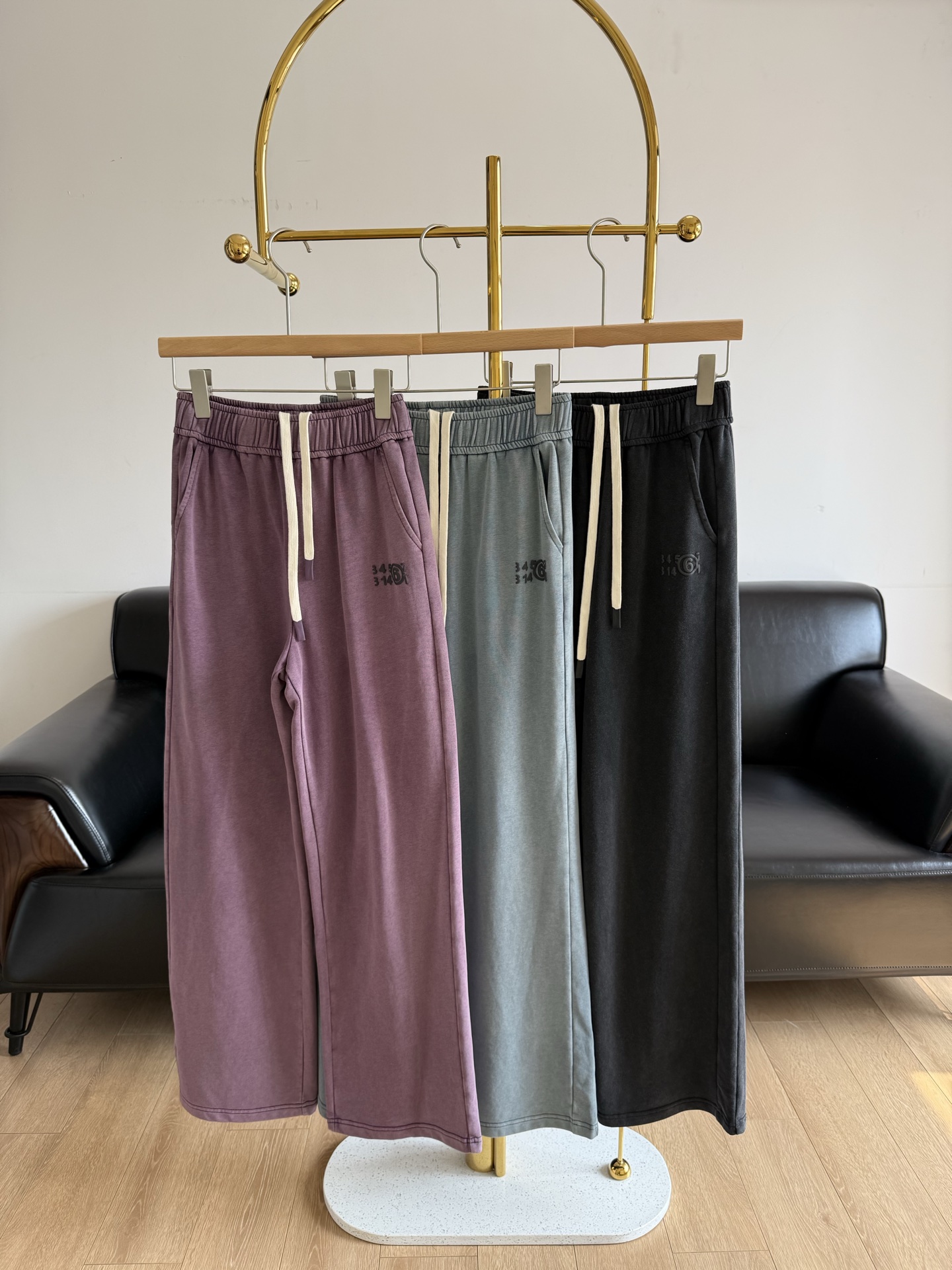 NO:325594,——mm6 letter printed elastic waist trousers super comfortable!  !  Whether you are leisurely at home or when you go out, it will definitely bring you a good dressing experience!  It’s a must-have for lazy people. You can go out with one efficient one!  Dingwoven and dyed pure cotton fabric, invincible with skin!  If you have requirements for comfort, you will find a solid fabric texture, paired with elastic waist drawstrings, casual and fashionable!  The three-dimensional tailoring version can be sweet and salty to reduce the age-reducing girlish style. Various ways to wear it are versatile and slim and tall!  Highly recommend your own version!  SML Purple Blue Gray 3 colors, Masion Margiela, Alexander wang19860909——mm6 字母印花松紧腰长裤 超级舒服！！无论休闲居家还是外出游玩的时候,它一定都是能给你们带来好的穿着体验的！简直就是懒人必备呀高效一条就可以出门去！ 定织定染纯棉面料,亲肤无敌！对舒适度有要求的来入,好扎实的面料质感, 搭配松紧腰抽绳 休闲又时髦！ 立体剪裁版版型可甜可盐减龄少女风. 多种穿法百搭上身显瘦又高挑！ 强烈推荐自留款！ 码数sml 紫色 蓝色 灰色3个色,,masion margiela,alexander wang,Women's clothing