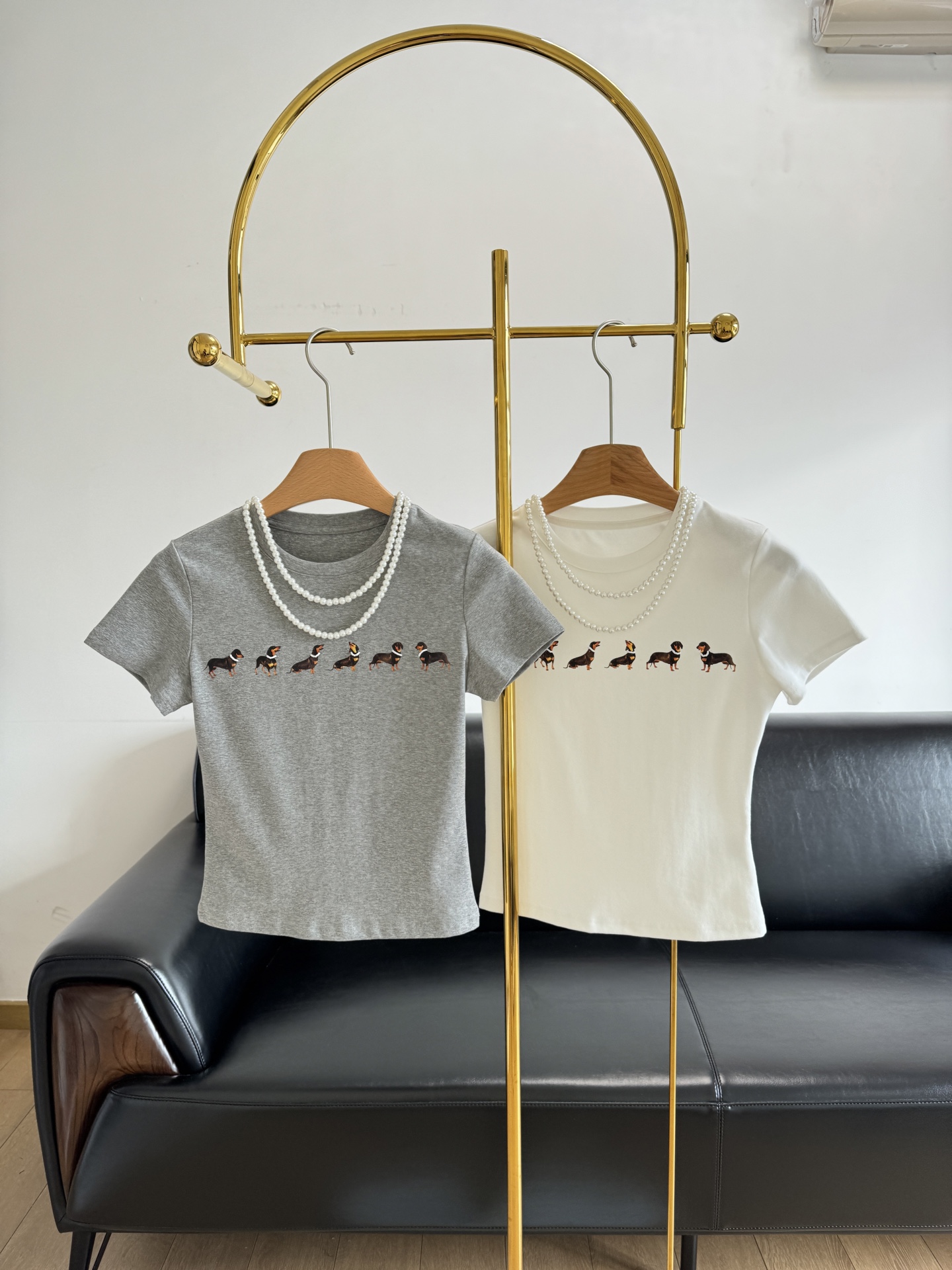 NO:326165,——Jennie, same style as Jennie, MARKGONG 25SS grey dog ​​printed T-shirt, stretch short-sleeved, super cute dachshund puppy!  Gray and white are very versatile! The dachshund puppy is more lively as a pattern~ Pure cotton material, the fabric is soft and skin-friendly and elastic!  It is not easy to deform if you pull it at will. It is not stuffy when worn on the skin, and it is extremely comfortable to wear with skin~ The style is slim and elastic, the pearl necklace is detachable, and can be worn on the front and back! It can be adjusted! The real thing is very exquisite, and every puppy has a hand-made beaded necklace. This T-shirt is really sweet and cool, the dachshund puppy print is super recognizable, and it is super stylish when paired with high-waisted pants or short skirts~ The fabric is comfortable and breathable, and it is absolutely eye-catching when wearing it in summer!  SML white gray two colors, skirts, T-shirt,tees,t-shirt,necklace,alexander wang19860909——Jennie金珍妮同款 MARKGONG 25SS灰色狗狗印花T恤 弹力短袖 超可爱的腊肠小狗！灰色和白色都很百搭!腊肠小狗作为图案更加活泼～ 纯棉材质,面料软糯亲肤 有弹性！随意拉扯不易变形.贴肤穿完全不闷哈,亲肤感舒适度极高～ 版型修身弹性,珍珠项链可拆的,前后都可以戴!可以调节!实物非常精致,每一个小狗都有手工钉珠的项链 这件T恤真的又甜又酷,腊肠小狗印花超有辨识度,搭配高腰裤或者短裙都超有范儿~面料舒服又透气,夏天穿它出街,绝对吸睛！ 码数SML 白色灰色两色,,skirts,T-shirt,tees，t-shirt,necklace,alexander wang,Women's clothing
