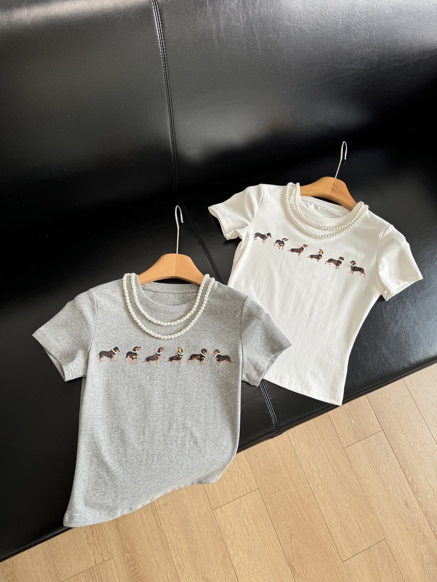 NO:326167,The style is slim and elastic, the pearl necklace is removable, and can be worn on the front and back! It can be adjusted! The real thing is very exquisite, and every puppy has a hand-made beaded necklace. This T-shirt is really sweet and cool, the dachshund puppy print is super recognizable, and it is super stylish when paired with high-waisted pants or short skirts~ The fabric is comfortable and breathable, and it is absolutely eye-catching when wearing it in summer!  ,,skirts,tees,t-shirt,necklace,alexander wang19860909版型修身弹性,珍珠项链可拆的,前后都可以戴!可以调节!实物非常精致,每一个小狗都有手工钉珠的项链 这件T恤真的又甜又酷,腊肠小狗印花超有辨识度,搭配高腰裤或者短裙都超有范儿~面料舒服又透气,夏天穿它出街,绝对吸睛！,,skirts,tees，t-shirt,necklace,alexander wang,Women's clothing