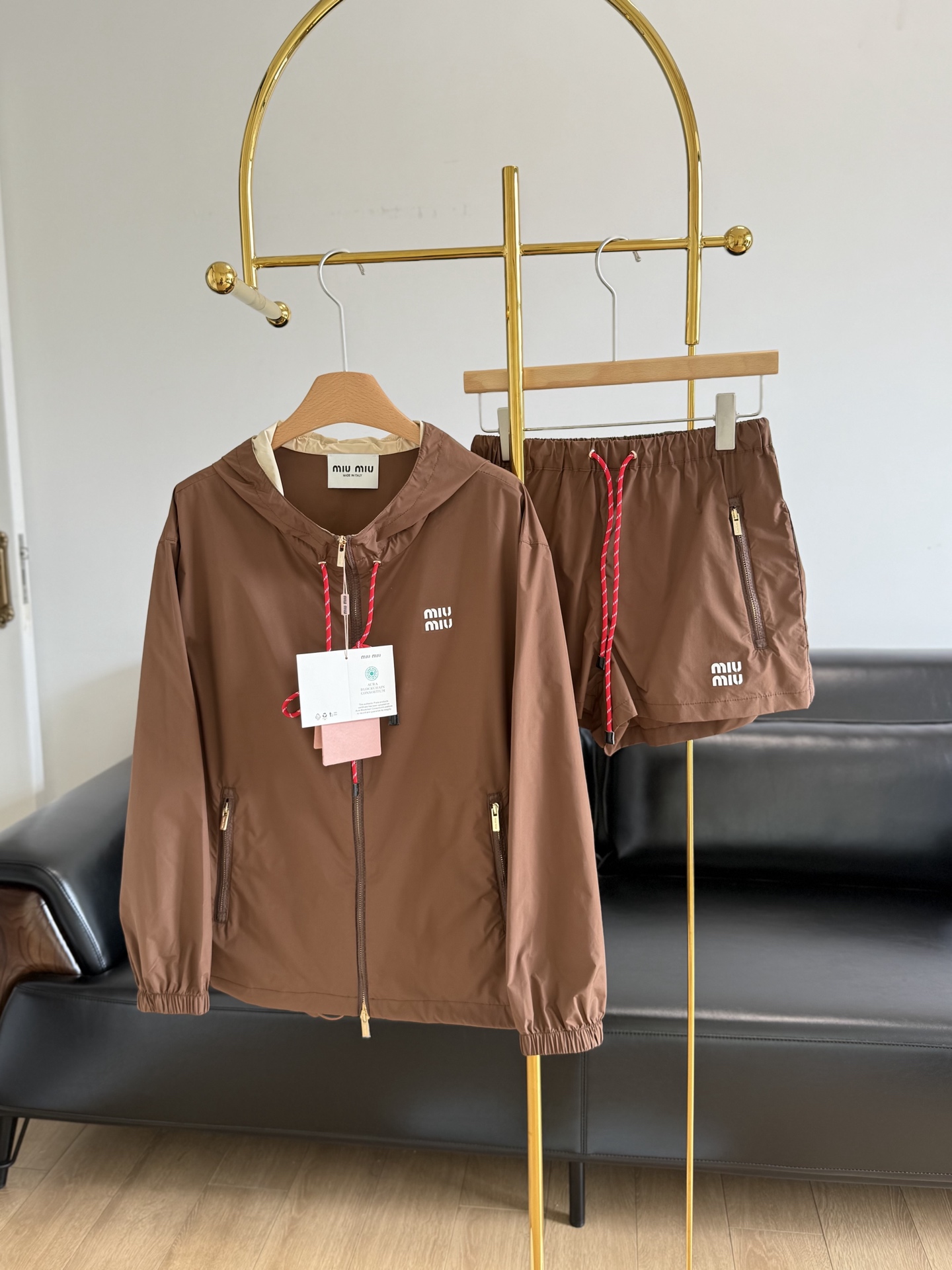 NO:326157,Jacket Shorts MiuMiu/MiuMiu Letter Logo Hooded Jacket/Shorts Combine the modern atmosphere!  Time-saving and carefree suit is made of polyester fiber fabric. The fabric is light and thin, water-resistant and breathable, wind-proof, breathable, and has a good drooping feeling. It is wrinkle-free and hot-free. ~It is done carefully, and the quality can be seen, and the upper body effect is even better!  It can easily achieve a relaxed and casual fashionable style!  The chest logo embellishes, adds iconic elements, and paired with drawstring shorts on the bottom, adds a fashionable attitude, creating a recognizable retro college style outfit!  Walking on the street is full of attention!  It's nice to match casually!  Big recommendation!  SML jacket 2 styles, miumiu, shorts, jackets & coats,hats,alexander wang19860909外套短裤 MiuMiu/缪缪 字母徽标连帽外套/短裤 糅合摩登氛围！省时不费心的套装 采用聚酯纤维面料,面料轻薄、防泼水透气,防风,透气,有着良好的垂感 抗皱免烫, ~做得很用心,品质上看得到,上身效果更棒！ 能轻松实现轻松又随性的时髦型格！胸口徽标点缀,平添标志性元素,搭配下装抽绳短裤,平添时髦态度,塑造极具辨识度的复古学院风穿搭！走在街上吸睛度满分！随意搭配就很nice！重磅推荐！ 码数sml 外套 短裤2个款,,miumiu,shorts,jackets & coats,hats,alexander wang,Women's clothing