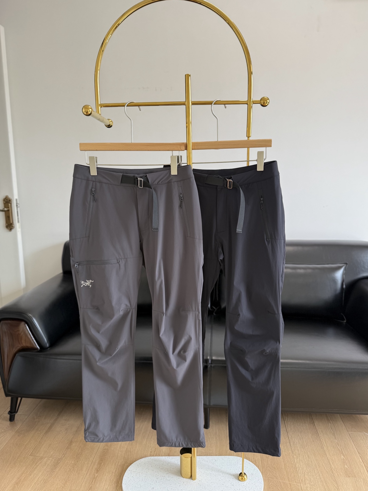 NO:326172,——Archaembrand bird, men's logo, sprint pants, wear casually for daily casual or outdoor sports!  It uses polyester fiber fabric, breathable and wear-resistant, and tear-resistant!  After DWR environmentally friendly anti-splash and anti-fouling technology, it is windproof and waterproof!  Provide protection for outdoor activities while making the body more flexible!  Waist details The waist is designed with a simple one-piece adjustable canvas metal snap-on design!  The knee splicing organically combines the stretching of the fabric!  The zippers of all sizes are YKK configurations, so the smoothness is beyond words!  All pants seam double thread craftsmanship!  Important places are reinforced with knots to ensure firmness and durability!  Different from ordinary outdoor pants on the market! It takes several times more time to use as ordinary pants!  Code number m-xxl gray black 2 colors, arc'teryx,alexander wang19860909——始祖鸟 男款logo冲锋裤 日常休闲或者户外运动穿都随意穿着！ 采用聚酯纤维面料,透气耐磨,抗撕裂性能！ 经过DWR环保防泼抗污技术处理!防风 防水！给户外活动提供保障的同时使身体更灵活！ 腰部细节腰部采用简洁的一体式可调节帆布金属卡扣设计！膝盖拼接与面料的伸展性有机结合！大小拉链均为YKK配置,顺滑度没得说！所有裤缝双线工艺！重要的地方都有套结加固,确保牢固耐穿！区别于市面普通户外裤!单件耗时是普通裤子的几倍！ 码数m-xxl 灰色 黑色2个色,arc'teryx,alexander wang,Women's clothing