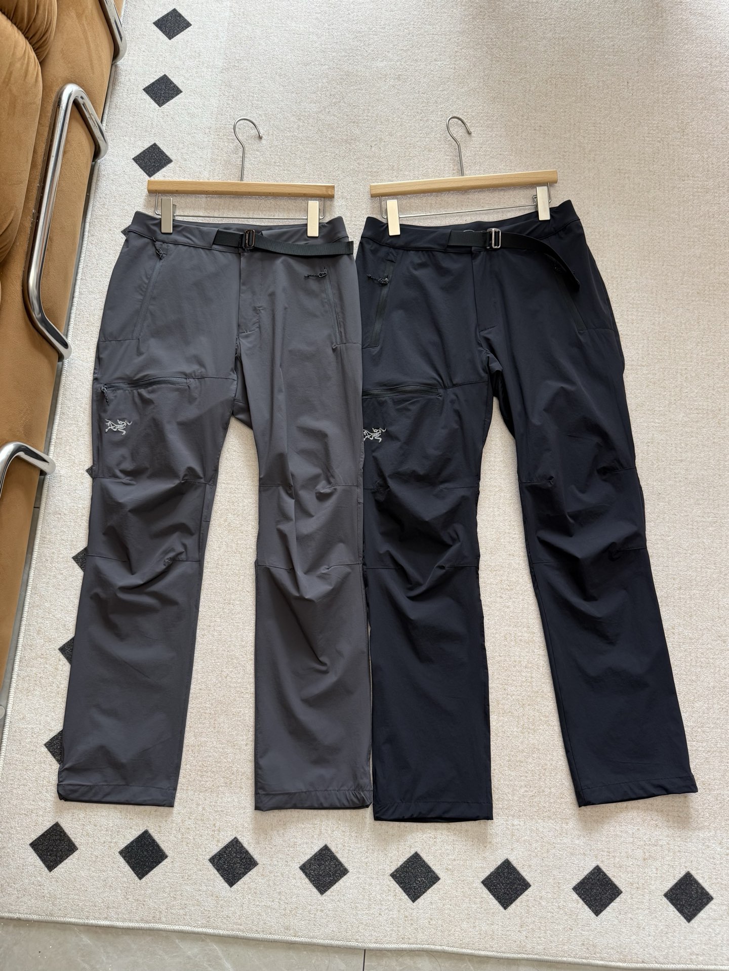 NO:326174,Waist details The waist is designed with a simple one-piece adjustable canvas metal snap-on design!  The knee splicing organically combines the stretching of the fabric!  The zippers of all sizes are YKK configurations, so the smoothness is beyond words!  All pants seam double thread craftsmanship!  Important places are reinforced with knots to ensure firmness and durability!  Different from ordinary outdoor pants on the market! It takes several times more time to use as ordinary pants!  ,alexander wang19860909腰部细节腰部采用简洁的一体式可调节帆布金属卡扣设计！膝盖拼接与面料的伸展性有机结合！大小拉链均为YKK配置,顺滑度没得说！所有裤缝双线工艺！重要的地方都有套结加固,确保牢固耐穿！区别于市面普通户外裤!单件耗时是普通裤子的几倍！,,alexander wang,Women's clothing