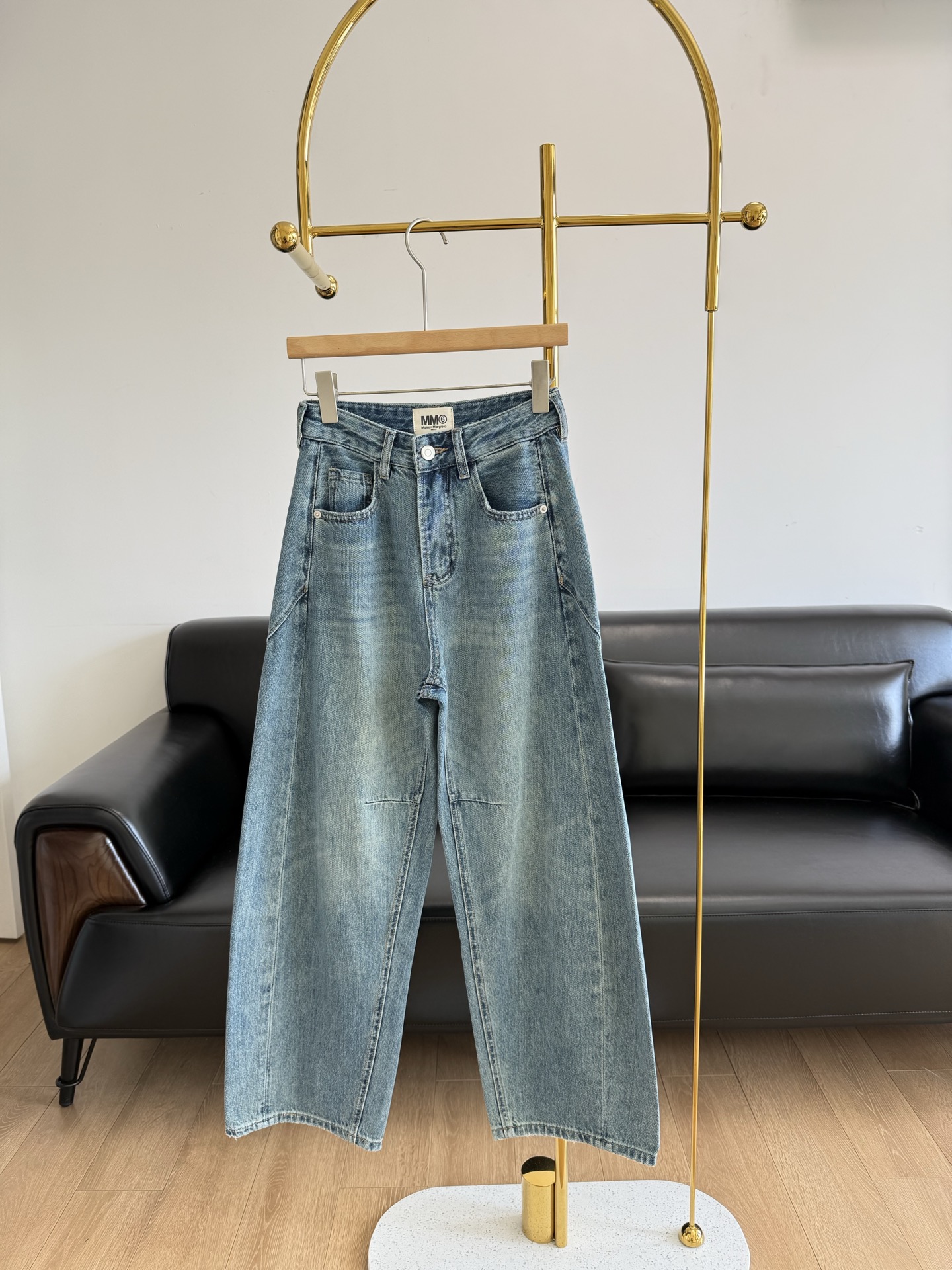 NO:414969,——2025 spring and summer Maison Margielammm6 folding knife straight regular jeans. Extra-shaped scimitar pants with a very design sense, using Turkish elastic-free denim fabric, heavy-industrial nostalgic washing denim, paired with two whisker craftsmanship at the corners of the pocket. The knee folding makes the pants more three-dimensional, yellow and old washing water advanced tone. Turkish denim adds Tensel, which is thin, soft and soft in summer, with support, breathable and comfortable and easy to wear!  A good denim is to be durable and comfortable!  Promising that the cat whiskers will not deform within 5 years. The three-dimensional and special washing process of the cat whiskers will form a contrasting color effect, making the visual effect richer and more design-oriented. The details reflect unique taste!  This kind of design that trendy people love is particularly retro and high-end Vintage~ As long as you pair this pair of jeans, the whole LOOK is very fashionable. Paired with a short top, everyone will be invincible with nine-headed, big long legs!  A must-have for mm6 powder!  The three-dimensional folding technology injects a unique fashion into ordinary jeans. The high waist to the navel, artificially creates the model's head and body ratio in the design, so that amateurs can also have long legs when wearing pairs of pants. The trousers are 104 cm long, and the legs are visually extended. This is a perfect hit. It is soft and comfortable, healthy and environmentally friendly denim!  About top denim raw material long velvet cotton The soul of the pants is from the ancient denim factory of Serge. It has a history of more than 70 years. It is generally used for high-end garments, high-strength long velvet cotton yarns, long sunshine and high strength. The finished product has strong quality stability. It is not easy to loosen and deform after washing for many years. The quality of the water is high-quality tactile cotton glutinous after washing. The gram weight is as high as 13 oz. During the production process, high-end environmentally friendly plant dyeing process and biodegradable plant sizing agent are used. After multiple exclusive back-processing processes, it is safe, environmentally friendly, healthy, delicate, skin-friendly and breathable. The fabric product has obtained two fabric certifications at the same time. Global Recycled Standard (GRS) and RecycledClaim Standard (RCS), which presents a three-dimensional visual effect after washing. Each high-end garment produced by this fabric is equipped with Serge fabric paper card  Turkey long velvet cotton is known as white gold. Turkey long velvet cotton is a treasure. Each finished pants in the Turkish series we produce is equipped with 'Turkey long velvet cotton' card paper Good denim starts from good fabric Gooddenimstartswithgoodfabrics can be biodegradable, washed with goodfabrics with rich color layers, delicate cotton moisturizing body yarns have high strength, and quality stability is twice that of ordinary cotton. With Turkish style low-elastic or non-elastic fabrics, you can use heavy-duty water to wash the finished product soft and glutinous after water, clear and transparent color and high-end nostalgic!  Desirable and easy to manage!  The visual effect is richer and more detailed, and the exquisiteness and high-demand dressing taste are reflected!  Noble and exquisite are tailor-made for women who pursue the ultimate dressing experience. S-xxl, Masion Margiela, stuart weitzman, jeans, gold, alexander wang19860909——2025春夏MaisonMargielamm6 折刀直筒常规款牛仔裤 极具设计感的异形弯刀裤, 采用土耳其无弹牛仔面料,重工怀旧水洗牛仔,搭配口袋角边两处猫须工艺. 膝盖内弯折叠让裤型更立体,偏黄做旧洗水调性高级, 土耳其牛仔增加了天丝莱塞尔,夏季薄软柔软带支撑,透气舒服好穿拉！ 好的牛仔就是要耐造又舒服！承诺5年内不变形 猫须立体特殊的水洗工艺, 形成撞色的效果,视觉效果更加丰富有设计感. 细节之处体现与众不同的品味！ 潮人都爱的这种设计感 特别复古高级的Vintage~ 只要搭配这条牛仔裤整个LOOK都很时髦,搭配一件短款的上衣,人人都是无敌九头身大长腿！ mm6粉一定要收的一款！ 美式牛仔爱好者重点推荐款 立体折叠工艺为普通牛仔裤注入个性十足的时尚范儿 高腰到肚脐,在设计上人为创造视觉上模特头身比例,让素人穿对裤子也拥有大长腿 裤长104厘米,视觉拉长腿部线条 妥妥的爆款无疑 柔软舒适,健康环保牛仔！ 关于顶级牛仔原料长绒棉 裤子的灵魂之长绒棉牛仔面料来自士耳其古老的牛仔布厂,至今已有70多年历史,一般用于高端成衣高支长绒棉纱线日照时间长,强度高,所制成品品质稳定性强,洗穿多年也不易松垮变型,洗水质感品相高级触感棉糯水洗后克重高达13盎司.制作过程中采用高端环保植物染色工艺和可生物降解植物上浆剂,经多道专属后整工艺,安全环保健康,手感细腻,上身亲肤透气舒适.该面料产品同时获得两项面料认证GlobalRecycledStandard(GRS)与RecycledClaimStandard(RCS),水洗后呈现立体的布面视觉效果.每件该面料生产的高级成衣都配有士耳其面料纸卡 土耳其长绒棉素有白色黄金之称Turkey土耳其长绒棉棉中珍品,咱产生产的土耳其系列每条成品裤子都配有“土耳其长绒棉“卡纸好牛仔从好面料开始Gooddenimstartswithgoodfabrics可生物降解水洗落色层次丰富,细腻棉润体感纱线强度高,品质稳定性是普通棉的两倍 用土耳其风格低弹或无弹面料可重工水洗成品水后软糯,颜色光泽清晰通透高级怀旧耐看！耐造易打理！久洗不发硬视觉效果更加丰富细节之处体现与众不同的精致高要求的穿衣品位！贵气精致就为追求极致穿衣体验的女士量身打造 码数s-xxl,,masion margiela,stuart weitzman,jeans,gold,alexander wang,Women's clothing