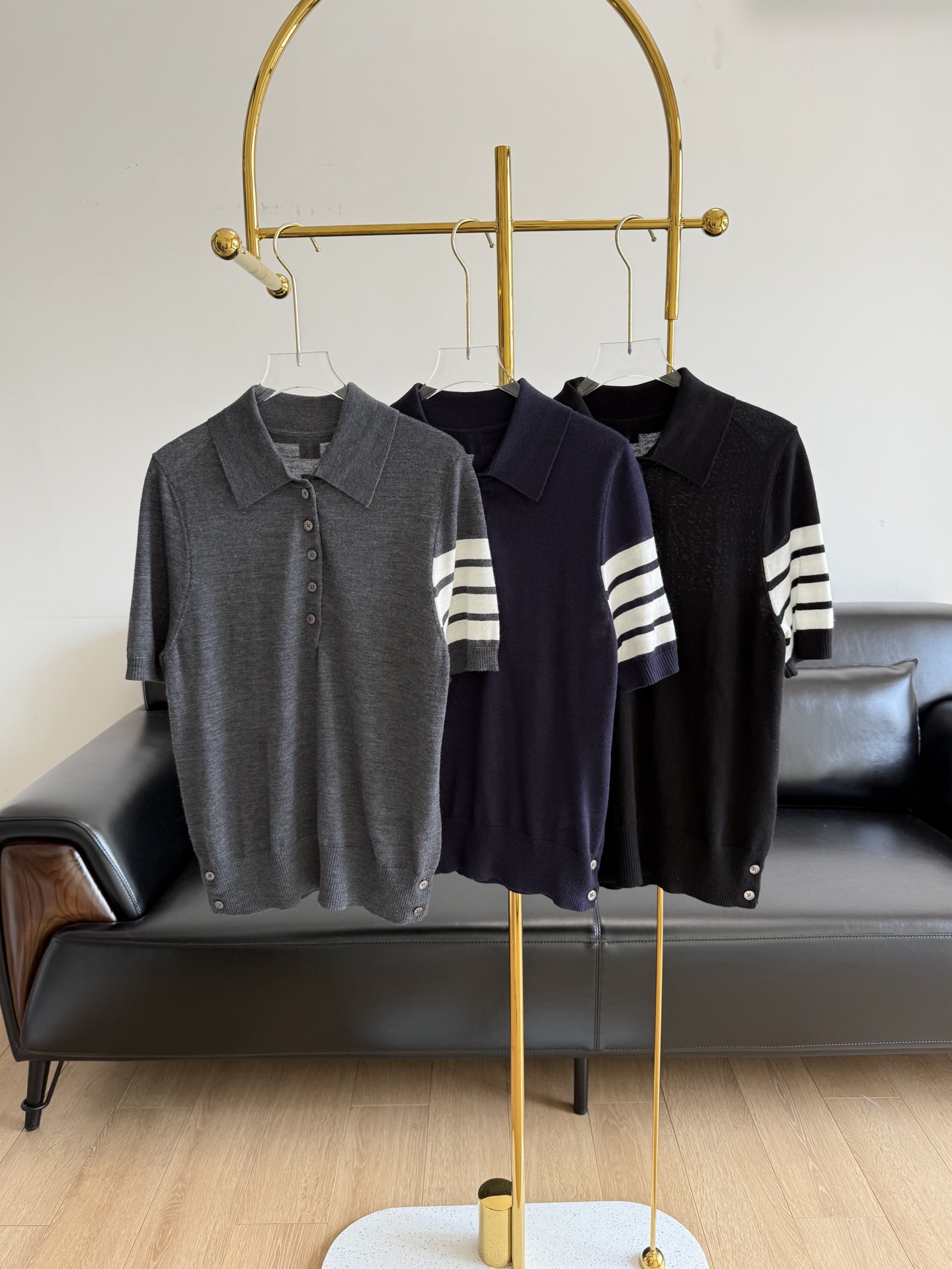 NO:330079,——TB knitted Polo neck short sleeves with a sense of youth and fashion. A very fashionable four-piece POLO neck shirt. The upper body looks youthful and energetic~ The fabric is really comfortable~ Must-in-app purchase. The customer-supplied wool feels smooth and soft, and the upper body is skin-friendly. Because the fabric is very soft, there are a lot of materials needed for the whole piece of clothing~ The baby who gets it will definitely fall in love with it!  The hem has a pressed webbing button design and can be easily retracted!  The back of the neck is also blessed with red, white and blue webbing. The single sleeves and four bars are simple and handsome, making the British style more vivid. This classic style is not picky about people and looks good when worn~ The small straight style is not too loose or tight, comfortable and loose, and the upper body is full of spirit and temperament~ An indispensable top for a wardrobe, recommended for cracked walls!  !  !  SML Black Gray Navy Blue 3 colors, T-shirt, alexander wang19860909——TB 针织Polo领短袖 自带青春感和时髦感 很洋气的四条扛POLO领衫 上身很显青春有活力~ 面料真的特别舒服~必入款 客供羊毛手感爽滑软糯,上身亲肤度简直完美 因为面料很软,所以整件衣服需要用的材料非常多~ 拿到手的宝宝一定会爱上的！ 下摆有压织带纽扣设计收放自如！ 后脖颈处同样有红白蓝织带加持 单袖四道杠简约帅气 让英伦风散发的更淋漓尽致 这种经典的版型不挑人穿,谁穿都好看~ 小直筒的版型,不会过于宽松不紧绷 舒适有松量,上身提精神气质~ 衣橱必不可少的一件上衣,墙裂推荐！！！ 码数sml 黑色 灰色 藏青色3个色,,T-shirt,alexander wang,Women's clothing