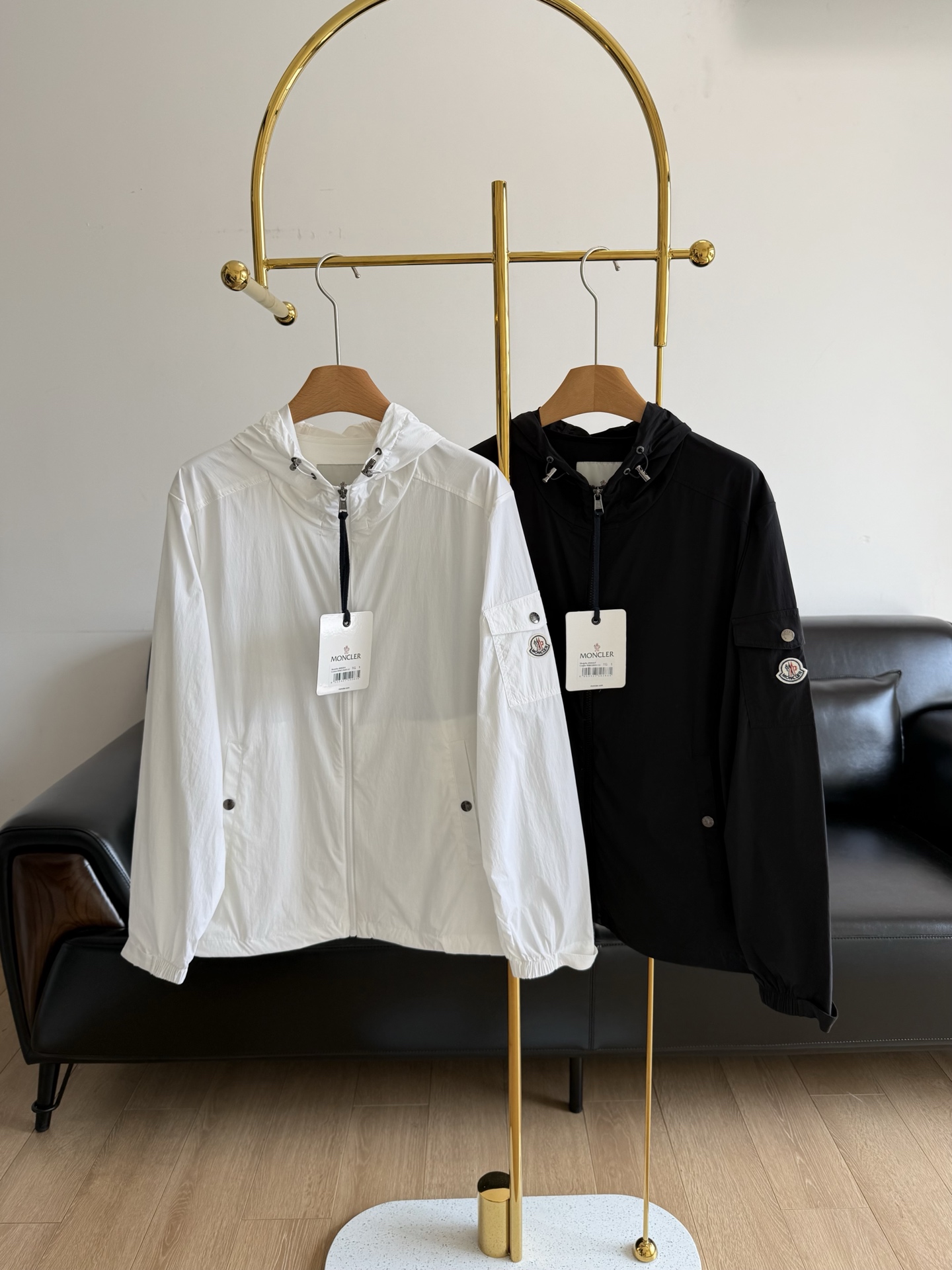 NO:330073,——The mouth cover, a new spring and summer sunscreen zipper jacket, a must-have sunscreen item for summer, versatile, no matter how you wear it, you can match it with light and thin and breathable fabric. It is essential for indoor and outdoor when going out on holidays!  The use of fine and soft fabrics often has good elasticity and wear resistance, waterproof and windproof performance. Moreover, due to its lightness and thinness, it will not put too much burden on the wearer, making it very suitable for daily travel and outdoor activities. Hooded drawstring, adjustable hood, front placket zipper closure, adjustable cuffs, both sides are decorated with snap-bar pockets, sleeves are decorated with iconic patch pockets, flip snap-bar closure, and wool felt logo embellished, and the hem drawstring can be adjusted in size. This design element can not only add visual highlights to the clothing, making it more fashionable and unique. It is very fashionable and versatile for any body type, daily commuting, or outdoor adventure!  The hooded design makes this jacket more practical and a must-have item in the closet!  Code number m-2xl black white 2 colors, Moncler, jackets & coats, jackets & coats, hats, alexander wang19860909——蒙口 春夏新款防晒拉链夹克外套 夏日必备防晒单品百搭 无论如何穿搭 皆可搭配面料轻且薄透气 假日外出 室内室外必备！ 采用细密柔软面料还往往具有良好的弹性和耐磨性、防水、防风性能好,而且由于其轻薄的特性,不会给穿着者带来过多的负担,非常适合日常出行和户外活动. 连帽带抽绳式、可调节兜帽、前侧门襟拉链开合、可调节袖口,两侧饰以按扣口袋设计、衣袖饰有标志性贴袋、翻盖按扣开合,饰有羊毛毡徽标点缀,下摆抽绳可调节大小,这种设计元素不仅可以为衣物增添视觉亮点,使其更加时尚和独特.适合任何体型,日常通勤、或是户外探险都非常时髦百搭！连帽设计,使得这款外套更加实用,衣橱里的必备单品！ 码数m-2xl 黑色 白色2个色,,Moncler,jackets & coats,jackets & coats,hats,alexander wang,Women's clothing