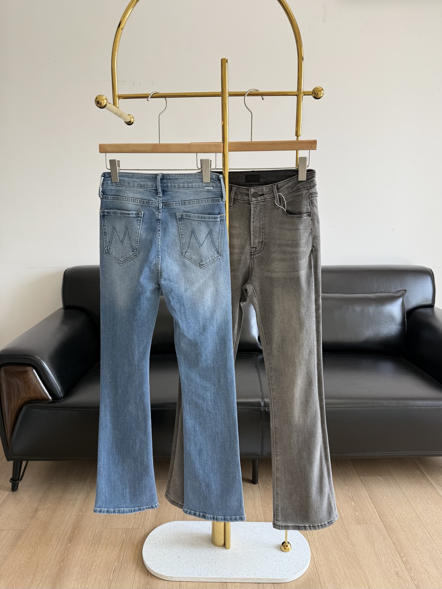 NO:330076,——Mother Micro-flare regular jeans I really like this micro-flare style!  It is really amazing to modify the legs. It can not only modify the defects of the legs that are not straight enough, but also make the slimming effect better!  It uses high elastic denim fabric imported from Türkiye, the fabric is particularly soft. The upper body is really soft and glutinous and comfortable!  Give full play to the best of the fabric!  Extensive fabric, the upper body will not feel tight, very comfortable and breathable!  The style of this pair of pants is a comfortable and slim fit. It is not made very loose. It is the type with its own slimming attribute. The upper body can make the leg lines look very good. The size is just right and it is also very inclusive. Girls who are a little fatter and thinner can wear it to easily wear it out their chopstick legs!  Number of codes 25-30 gray blue 2 colors, jeans, alexander wang19860909——mother 微喇常规款牛仔裤 我真的太喜欢这种微喇的裤型了！ 修饰腿部真的太绝了 既能修饰不够直的腿型缺陷,显瘦效果更胜一筹！ 采用土耳其进口高弹牛仔面料, 面料特别柔软 上身真的太软糯太舒服啦！ 把面料的优良性能发挥到了极致！ 弹力面料,上身不会有紧绷感非常的舒适透气！ 这条裤子的版型是合身舒适的微喇 没有做的很宽松,是自带显瘦属性的那种, 上身可以把腿部线条修饰的很好看 刚刚好的size 包容性也大 胖一点瘦一点的女生都能穿的下,轻松穿出筷子腿！ 码数25-30 灰色 蓝色2个色,,jeans,alexander wang,Women's clothing