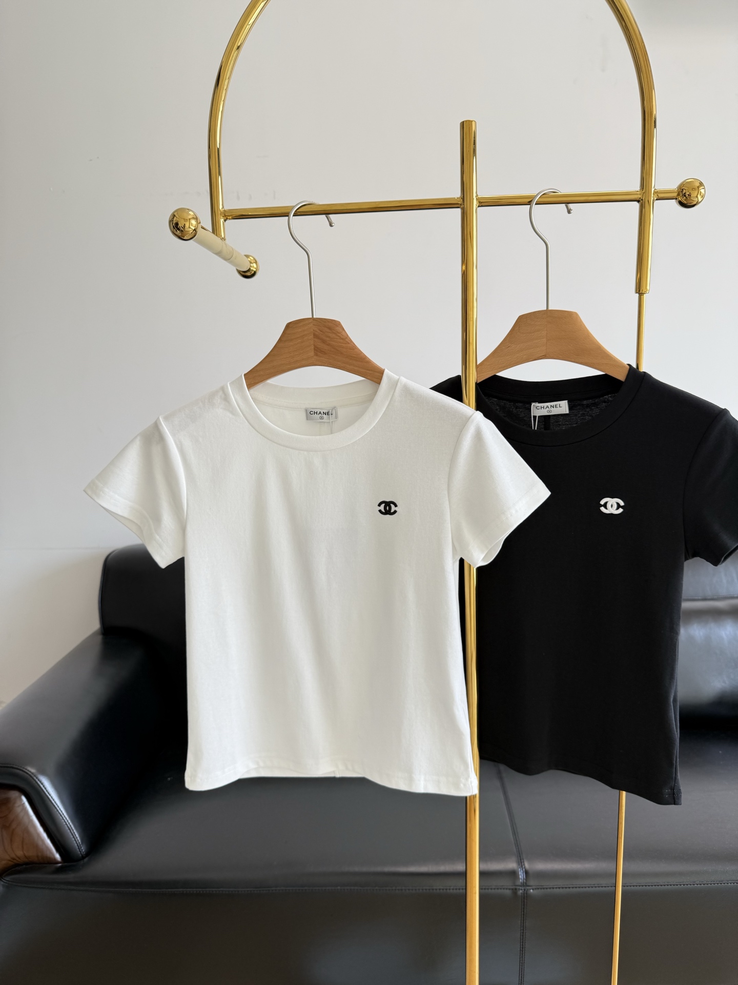 NO:330067,——Xiaoxiang logo embroidered T-shirt The exquisite and versatile Xiaoxiang is here again!  This simple item is really super versatile, with a suitable looseness, and is stuffed directly into the lower waist in daily life to modify the overall body proportion!  Cotton fabric is skin-friendly and breathable, the chest logo is high-end and elegant, and it is particularly exquisite. The slim and short style is not picky about the figure and also gives a youthful temperament. The style is very energetic. It is a piece of essential needs~ It is sweet and cute when paired with a short skirt, and it is very age-reducing~ It is casual and lazy and fashionable when paired with wide-leg pants!  ♀ Who can refuse the exquisite little fragrance style~ Code sml white black 2 colors, skirts, tees, t-shirt, alexander wang19860909——小香 logo刺绣T恤 精致百搭的小香香又来啦！ 这种简约的单品真的超级百搭, 宽松度适宜,日常直接塞入下装腰头, 修饰整体身形比例！ 棉面料 亲肤透气 胸前logo点缀高级又品 浑然的优雅高级,特别的精致 修身短款版型 不挑身材还搭出一身青春气质 版型很显精神 刚需单品~ 搭配短裙甜美可爱 很减龄哦~ 搭配阔腿裤休闲不失慵懒的时髦感！♀ 精致小香风谁能拒绝呢~ 码数sml 白色 黑色2个色,,skirts,tees，t-shirt,alexander wang,Women's clothing