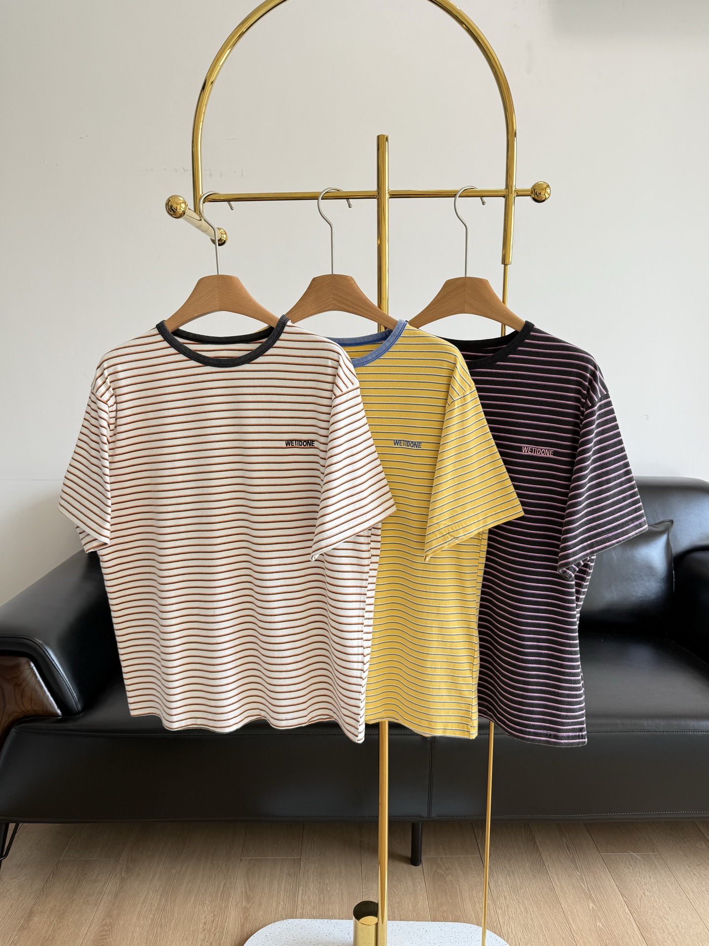 NO:330070,——WE11DONE25 Early Spring New Products for Men and Women's Same LOGO Striped Short Sleeves This season's new product is designed with a sense of casualness and fashionableness. Bright colored items can easily eliminate dullness, and the basic style can also match N high-end feels. Pure cotton fabric is soft and glutinous and comfortable~ It seems that it is very ordinary, and you will know the high level as soon as you get on your body!  Very comfortable and textured. You will know that it is really a good T-shirt when you get it. The style and tailoring are superb. Whether worn alone or in the inner layer, it is a must-have item in the wardrobe. The upper body is cool and cool. It is versatile and not picky, and it can easily create eye-catching OOTD code sml white yellow black 3 colors, T-shirt,tees, t-shirt,alexander wang19860909——WE11DONE25早春新品男女同款LOGO条纹短袖 本季新品的设计感狠狠爱住,随性又时髦.亮色单品轻松扫除沉闷,基础款也能搭出N种高级感, 纯棉面料,软糯又很舒适~看似好像很普通,一上身就知道高段位水平了！非常舒服有质感,你拿到手就知道真的是一件好T恤. 版型剪裁超绝,无论单穿还是内搭都是衣柜中的必备单品,上身就是大写的酷飒.百搭不挑人,轻松打造吸睛OOTD 码数sml 白色 黄色 黑色3色,,T-shirt,tees，t-shirt,alexander wang,Women's clothing