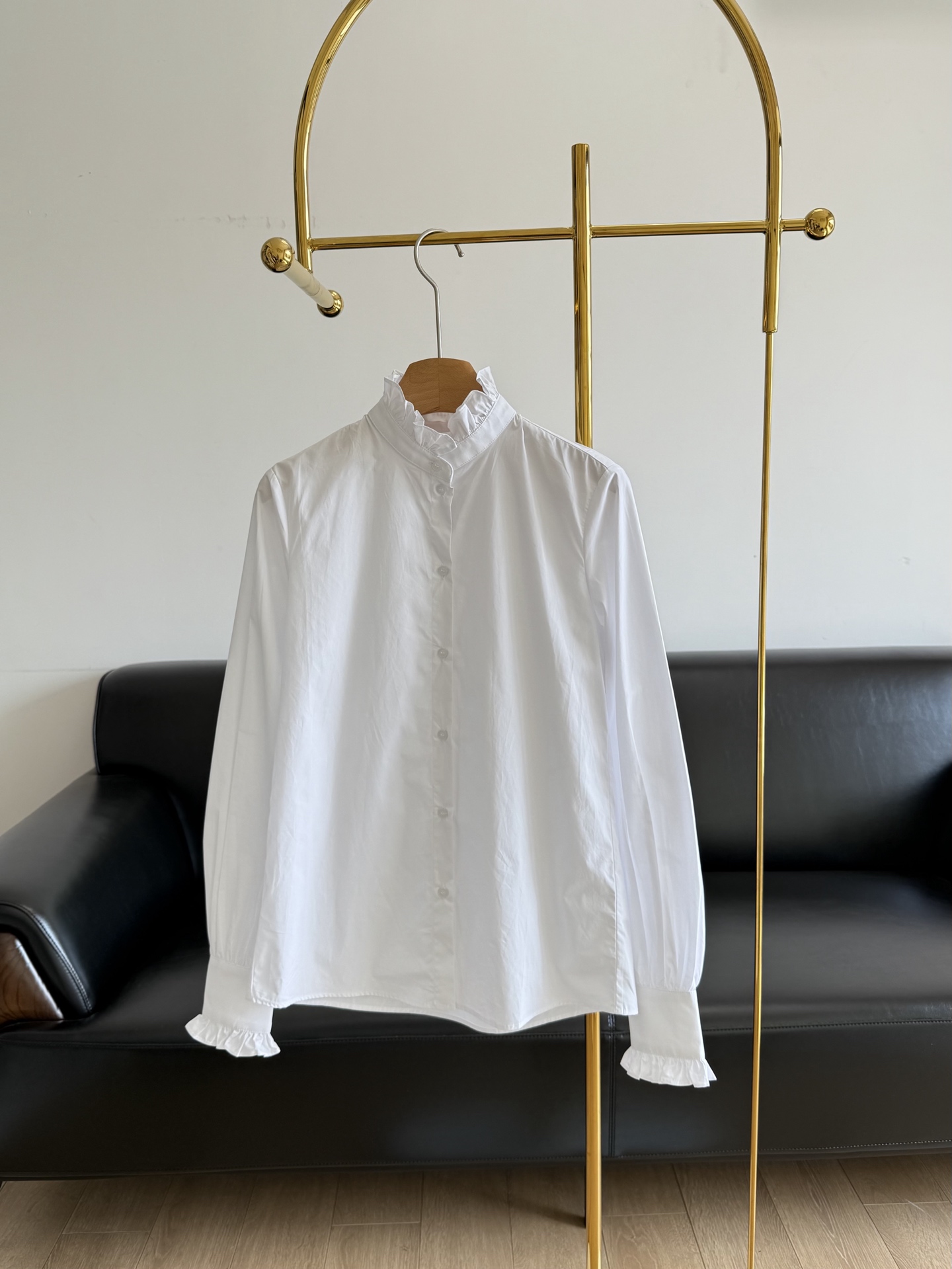 NO:330064,—valentino Shirt with black ears You will be rich and rich!  The high-end and relaxed ~ Customer-supplied cotton material is soft and skin-friendly, stylish and textured. The style is crisp, dry and smooth. Cotton fibers are natural. Natural temperature control technology, which can store warm winter and remove moisture in summer!  The exquisite wood ear design of the neckline and cuffs is delicate and romantic, and her style, design and workmanship are both very common!! The single wear and layer wear are elegant and elegant, and it is suitable for casual and commuting. It is recommended that everyone shou!! You can easily wear it with a different sense of fashion every time!! Size sml, valentino, alexander wang19860909—valentino 木耳边衬衣 穿上就是富家千金！松弛有度的高级～ 客供棉材质 触手柔软亲肤,有型有质感 版型挺括,干爽垂顺 棉纤维天.然控温黑科技,冬蓄暖夏排湿！ 领口与袖口的精致木耳边设计 细腻又浪漫,她的版型、设计、做工都菲常的GAO及!!单穿、叠穿都优雅气质 休闲、通勤皆宜,佰搭气质建议大家shou! !每次都能轻松穿出不同的时髦感来!! 码数sml,,valentino,alexander wang,Women's clothing