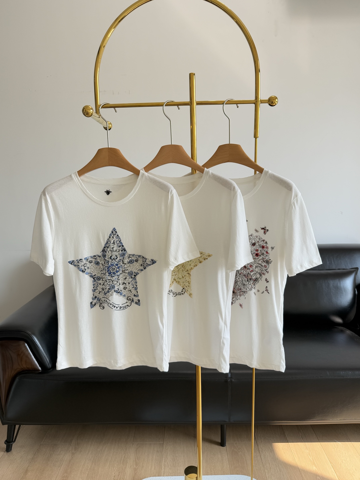 NO:330072,——Dior Five-pointed Star Printed T-shirt, closed eyes and save money series, a classic that never goes out of date. It is especially the inner coat, which is really amazing. Twill cotton material is breathable and comfortable, and has a full texture!  Lightweight and comfortable upper body very breathable!  Natural, comfortable, breathable, skin-friendly fabrics that are easy to wear, and are breathable and comfortable to fit the skin. The large body is decorated with natural elements such as flowers and vines to form a five-pointed star pattern that conforms to the brand's tone. The webbing is decorated with flower letters. The fairy style is unified and coordinated. The bee mark on the back collar is blessed. The brand's high-end design feel is full!  Whether it is a skin-friendly experience or a matching choice, it is very picky!  It is very good to wear it alone or in the early spring or summer!  A simple and easy-to-match style, sisters can enter with peace of mind~ SML, Dior, Jackets & coats, Tees, t-shirt, alexander wang19860909——Dior 五角星印花T恤 闭眼省钱系列 永不过时的经典 作为内搭来穿 尤其内搭外套,真的很绝 斜纹全棉材质 透气舒适 质感十足 ！轻薄舒适上身非常透气！天然、舒适、透气,很好穿的亲肤面料,贴肤都是透气舒畅, 大身以花朵藤蔓等自然元素装饰 组合成符合品牌调性的五角星图案 并以花体字母标点缀织带 仙气风格统一协调 后领处蜜蜂标加持 品牌高级设计感拉满！不论是亲肤体验还是对于搭配的选择都是芜可挑剔的！早春或者夏天单穿或者内搭都是很好的！简约好搭配的一款呢姐妹们可以安心入~ 码数sml,,dior,jackets & coats,tees，t-shirt,alexander wang,Women's clothing