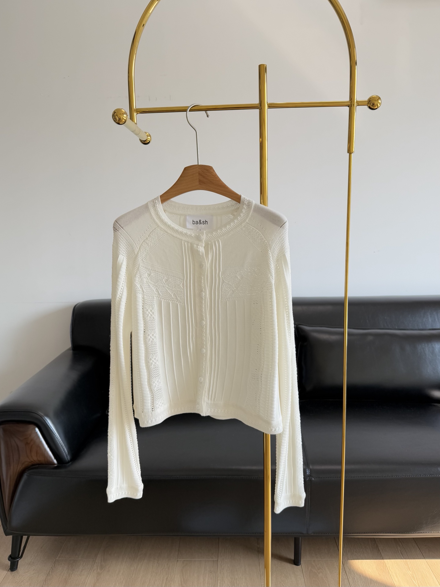 NO:330085,—ba&sh Yang Caiyu’s same knitted cardigan, a knitted sweater with a very elegant upper body, which also shows the elegant and generous taste of a woman!  The texture is soft and delicate to the touch, and the texture is strong and both appearance and quality~ definitely meet your high quality requirements!  The whole body hollow heavy industry hooking process. This is what hollow perspective requires!  The upper body is elegant and delicate. The small slim fit style, bright and neat lines and textures can well modify the shoulder and arm lines. Daily commuting with shorts or wide-leg pants. Simple and high-end feel. If you look at each other, please close it~ Size 0 2 4,, shorts, alexander wang19860909—ba&sh杨采钰同款针织开衫 上身很有气质的一款针织衫 还很显女人优雅大方的味道！ 采用桑蚕丝加羊绒手感软糯细腻,摸起来手感JI强的肌理感,颜值与品质兼具～绝对满足你们的高品质高要求！ 全身镂空重工勾花工艺 镂空透视要的就是这种效果！ 上身素雅不失精致细节~ 小修身版型 明快利落的线条纹理, 能很好的修饰肩部和手臂线条, 日常通勤搭配短裤或者阔腿裤 简约中自带高级感.看对眼的赶紧收了吧~ 码数0 2 4,,shorts,alexander wang,Women's clothing