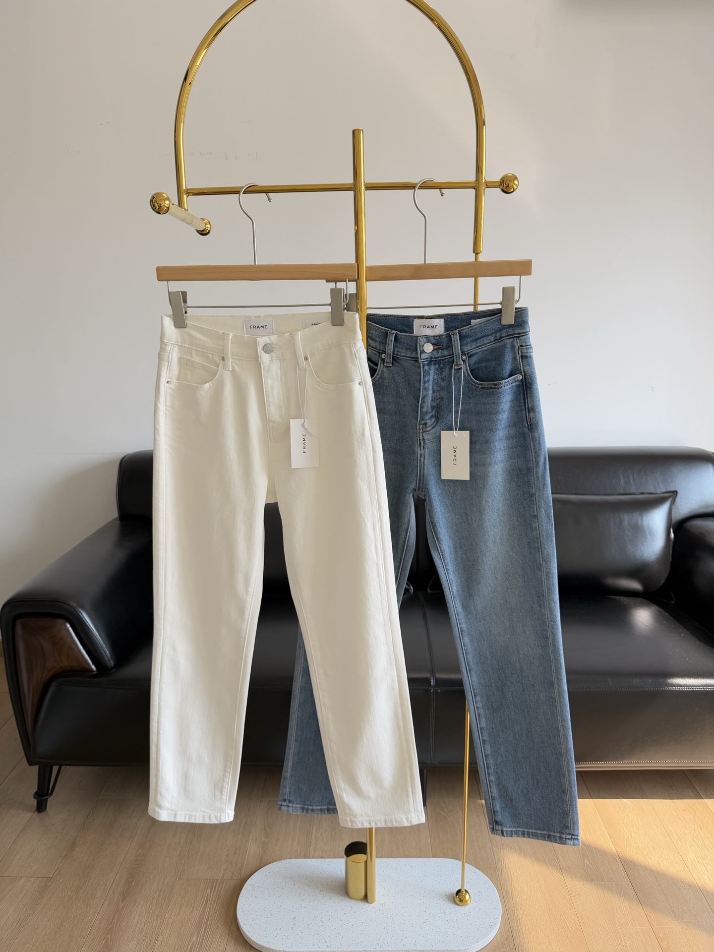 NO:330078,——FRAME nine-point straight regular jeans 9-point length with shirts and T-shirts are very tasty!  It uses imported elastic denim fabric, good wrapping, soft upper body!  You won't feel stressed when you squat!  I will definitely love you more and more!  Comfortable!  You won’t lose money if you invest!  The giant legs look straight!  !  If your legs are not perfect, buy it!  It looks slimming and taller, so buy it!  Who said that only black pants make you look slim? You must try this style!  Matching with a shirt gives you a slim, temperament and fashionable feeling. Put the shirt in your pants and wear it immediately. Pair it with flat shoes, high heels, all of which are available in high heels. Size 25-30, white, blue, 2 colors, flats, sneakers, jeans, shirts, tees, t-shirt, alexander wang19860909——FRAME 九分直筒常规款牛仔裤 9分长度 配衬衫 配T恤都很品味！ 采用进口弹力牛仔面料 包裹度好,上身柔软！ 深蹲也不会觉得有压力感！ 绝对会越穿越爱！炒舒服！ 入股不亏！ 巨巨巨显腿直！！腿形不完美的,买它！显瘦显高,更要买它！谁说只有黑裤子显瘦,这款的版型你一定要试！ 搭配衬衫 给你显瘦又气质又时髦的感觉. 把衬衫塞裤子里面穿,立马大长腿. 搭配平底鞋 运动鞋高跟通通都可以 码数25-30 白色 蓝色2色,,flats,sneakers,jeans,shirts,tees，t-shirt,alexander wang,Women's clothing