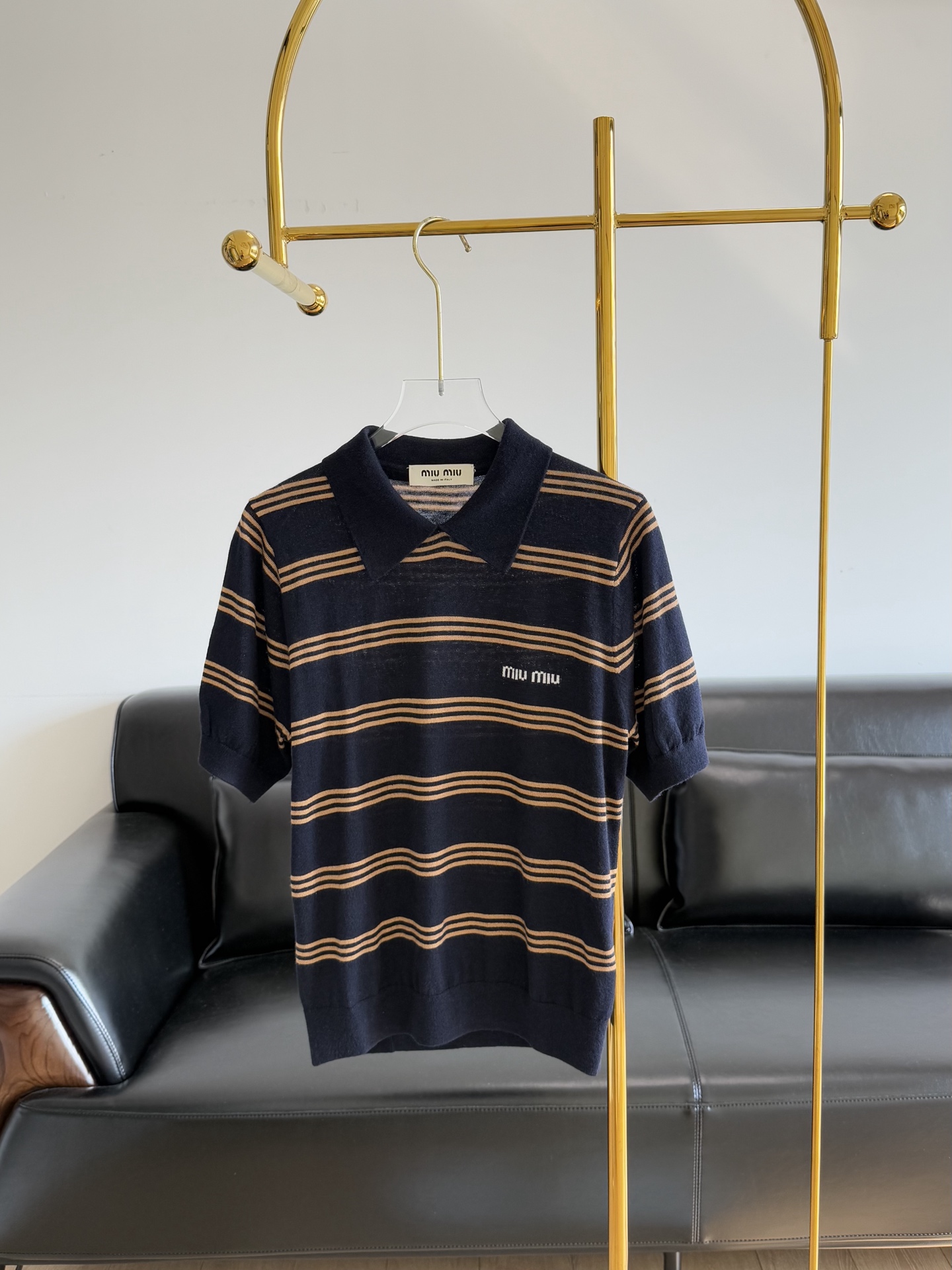 NO:330083,——Miumiu 25 new striped polo knitted short sleeves are made of wool and tensil, perfectly combining the advantages of both. They not only have the soft and crisp texture of wool, but also have the breathable, smooth and anti-wrinkle characteristics of tensil. The collar of the Polo shirt even modifies the neckline and the colorful stripes evoke the vitality ~ the iconic inlay logo on the chest adds a bright style!  Comfortable and loose silhouette, hide the flesh and make you look slimming!  The collar is designed with a lapel, showing its temperament and visually showing small face!  Letter embroidery and decorative decorations will enhance the appearance of the clothes!  A polo shirt that is often worth buying in Fei~♀ The trendy striped contrasting elements incorporated, the beauty is fresh and refined~ the unique design makes you feel different!  , create an inadvertent accent beauty ~ Comfortable style and three-dimensional cutting make you particularly outstanding among the crowd ~ Code sml, miumiu, T-shirt, alexander wang19860909——miumiu 25新款条纹polo针织短袖 采用羊毛与天丝混纺,完美融合两者优势.既拥有羊毛的柔软与挺括质感,又具备天丝的透气、顺滑与抗皱特性. Polo衫领口更修饰颈部线条彩色的条纹唤起活力气息～胸前标志性的嵌花徽标平添鲜明格调！ 舒适的宽松廓形,藏肉显瘦！领子是翻领的设计,狠显气质,视觉上显脸小！字母刺绣装饰莄加提升衣服的颜值！菲常值得入手的一款polo衫~♀ 融入的潮流条纹撞色元素,美的清新脱俗～独特的设计让你穿出不同的感觉！,打造不经意的腔调美～舒适的版型和立体的裁剪让你在人群中格外出彩~ 码数sml,,miumiu,T-shirt,alexander wang,Women's clothing