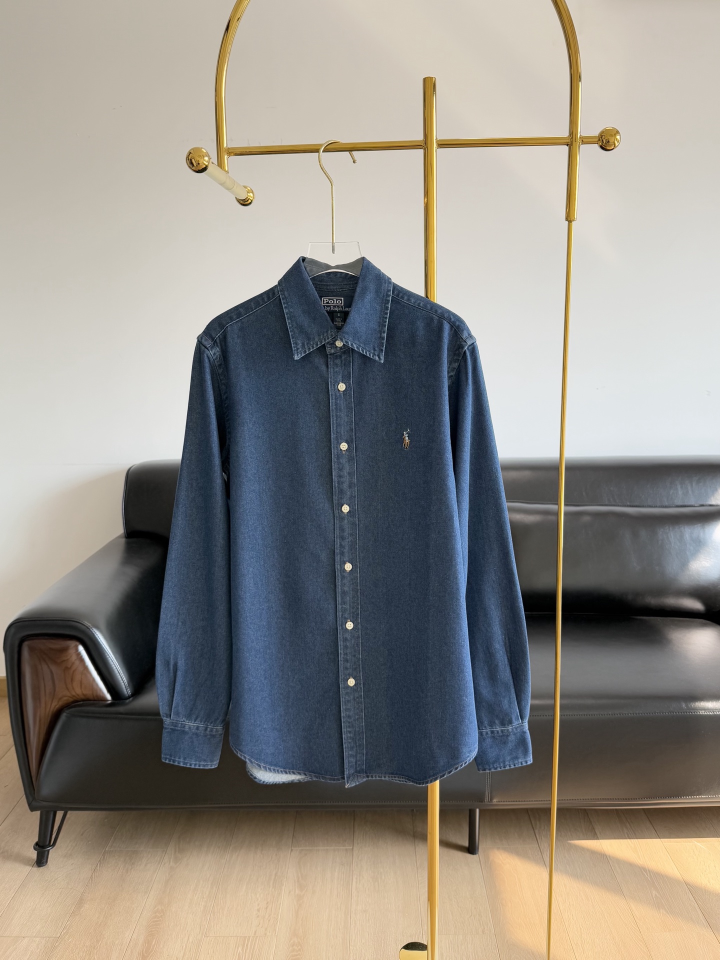 NO:330081,—— Ralph Lauren War Horse Embroidered Denim Shirt Retro and fashionable!  It's so feel~ Whether it's a mix or a concave style, it's all about appearance~ It's a must-have item for early autumn. Fried chicken skin-friendly and soft washing denim cotton fabric, the fabric is very light and has a very high comfort. It's super soft and delicate!  The color is also good. The high-level washing water blue!  The mold-open shell buckle, the exquisite embroidered carriage with exquisite pockets, the perfect fit. The whole dress looks very clean and generous, but the details are very detailed. This upper body feels relatively loose, which is inclusive to the figure. It covers the flesh and makes it look slim, and it is luxurious and unrestrained!  Don't pick on body shape or style, you are both cute and well-behaved, and you can be handsome and casual. SML, loro piana, alexander wang19860909—— Ralph Lauren 战马刺绣牛仔衬衣 复古且时髦！太feel啦~ 不管是混搭还是凹造型,都是颜值担当~ 妥妥的早秋必备的单品哦 炒鸡亲肤柔软的水洗牛仔棉面料, 面料非常轻薄 而且舒适度真的高啊 超级的柔软细腻！ 颜色也好看 高段位的洗水蓝！ 开模贝壳扣 口袋精致的刺绣马车 完美恰到好处的版型 整件衣服看上去就很干净大方,但细节感很足 这款上身是比较宽松的感觉,对身材有包容性 遮肉显瘦,豪无束缚感！ 不挑身材也不挑风格, 既可爱乖巧,也可以帅气随性 码数sml,,loro piana,alexander wang,Women's clothing