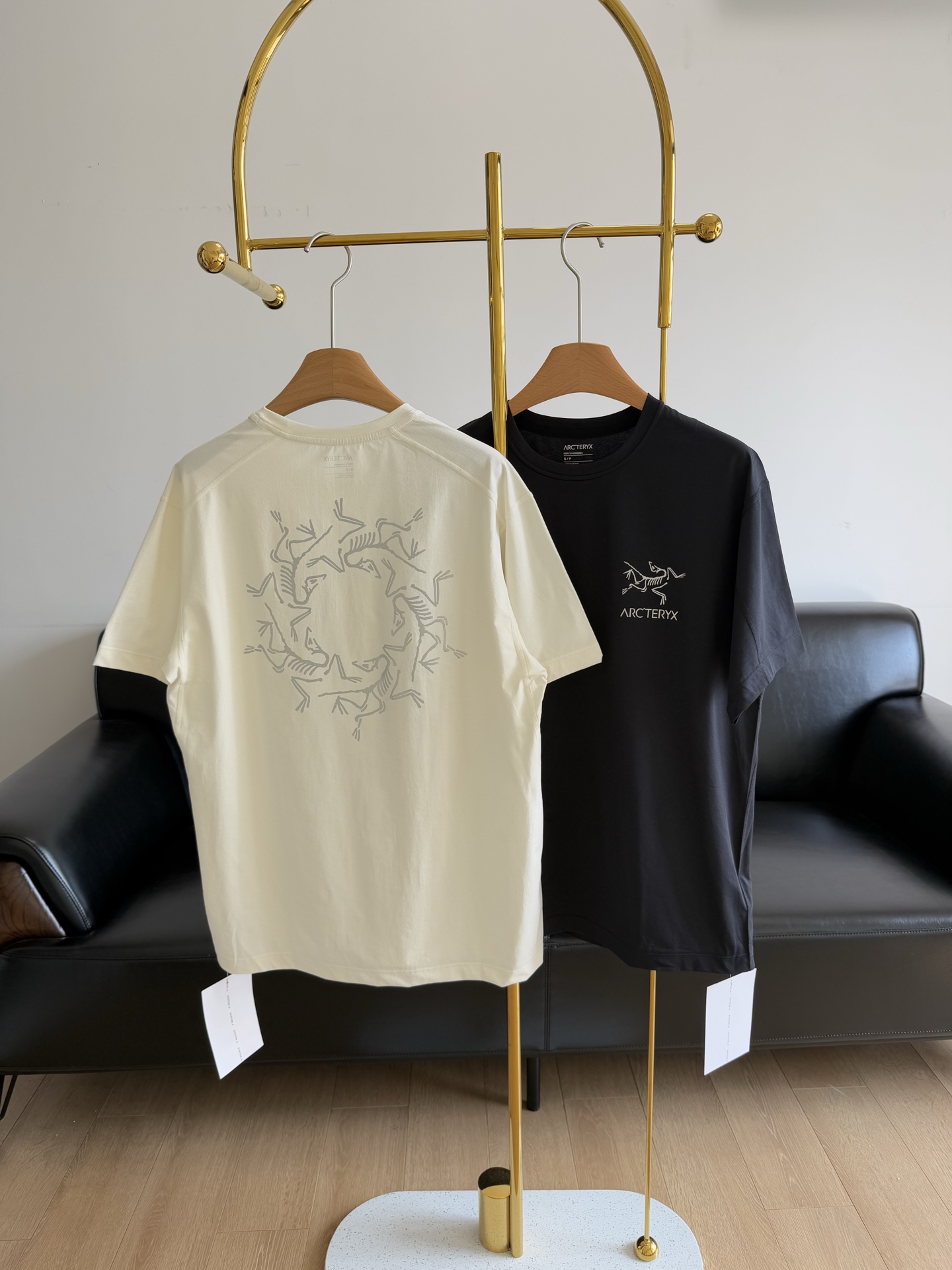 NO:330061,——Arcteryx SYSTEM A series logo Reflective pattern short-sleeved T-shirt for men and women the same style. Whoever wears this one is handsome!  !  SYSTEMA Series!  As the first gender fusion series of birds, it weakens the gender boundaries!  Emphasize the uniqueness of the individual!  This design concept is particularly prominent in the outdoor circle!  The same style for men and women!  For female outdoor enthusiasts!  More options and possibilities are provided!  !  !  It is made of nylon fabric, with a light and delicate texture, and the fabric is really good!  !  A light and light piece to get started!  Basically no weight!  !  Thin and not stuffy!  It feels like I don't wear it!  The big logo print on the back of the Archaeopteryx will catch your eye at a glance. The print is full of three-dimensionality, and the perfect combination of trend and outdoors!  Full sporty style!  Very good looking!  Code s-2xl in white black 2 colors, arc'teryx, T-shirt,tees, t-shirt,alexander wang19860909——Arcteryx始祖鸟 SYSTEM A系列 logo 反光图案短袖T恤男女同款 这件谁穿谁帅！！ SYSTEMA系列！作为鸟首个性别融合系列,弱化了性别界限！强调个体的独特性！ 这种设计理念在户外圈中显得尤为突出！ 男女同款！为女性户外爱好者！ 提供了更多的选择和可能性！！！ 采用尼龙面料,质感轻盈细腻,面料真心好！！上手轻飘飘的一件！基本上没有重量！！轻薄且不闷热！上身就像没穿！ 始祖鸟背面大logo印花,一眼抓住你的眼球,印花立体感十足,潮流与户外的完美结合！十足的运动风！非常好看！ 码数s-2xl 米白 黑色2色,arc'teryx,T-shirt,tees，t-shirt,alexander wang,Women's clothing