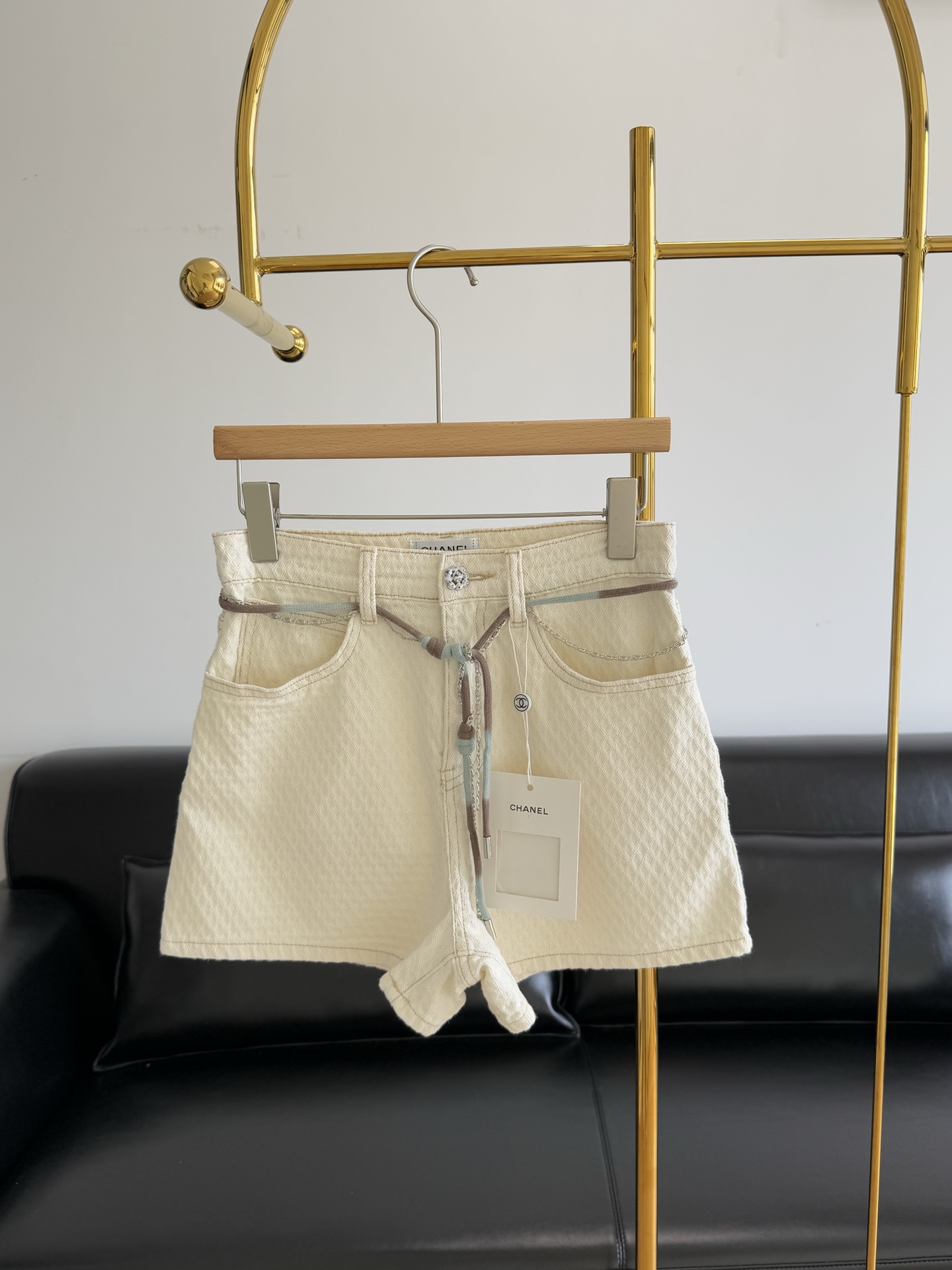 NO:330069,——Xiaoxiang Braided rope jacquard shorts, the upper body effect is very good!  The chain design is very personal!  It uses 100 cotton soft fabric to bring a skin-friendly experience. It is burdensome and comfortable to wear while maintaining a broad feeling. It is full of eye-catching and trendy. It is effortless to create a fashionable style~ The waist chain embellishment!  Very eye-catching!  It can be casual or daily fashion and cool, it is really good to watch when you match it!  The upper body is three-dimensional and stylish, and the legs are not only long, which not only improves the waistline to modify the body, but also lengthens the legs!  code sml, shorts,alexander wang19860909——小香 编织绳提花短裤 上身效果菲常好！链条设计很个性！ 采用100棉的柔软面料,带来亲肤的体验感 在保持挺阔感的同时穿起来是毫无负担的舒服,吸睛度和潮流感都爆棚毫不费力打造时髦范儿~  腰间链条点缀！很吸睛！ 可以休闲也可以日常的潮酷, 真的是随意搭都好看！上身立体有型, te 别显腿长,不仅提高腰线修饰身形, 还拉长了腿型！ 码数sml,,shorts,alexander wang,Women's clothing