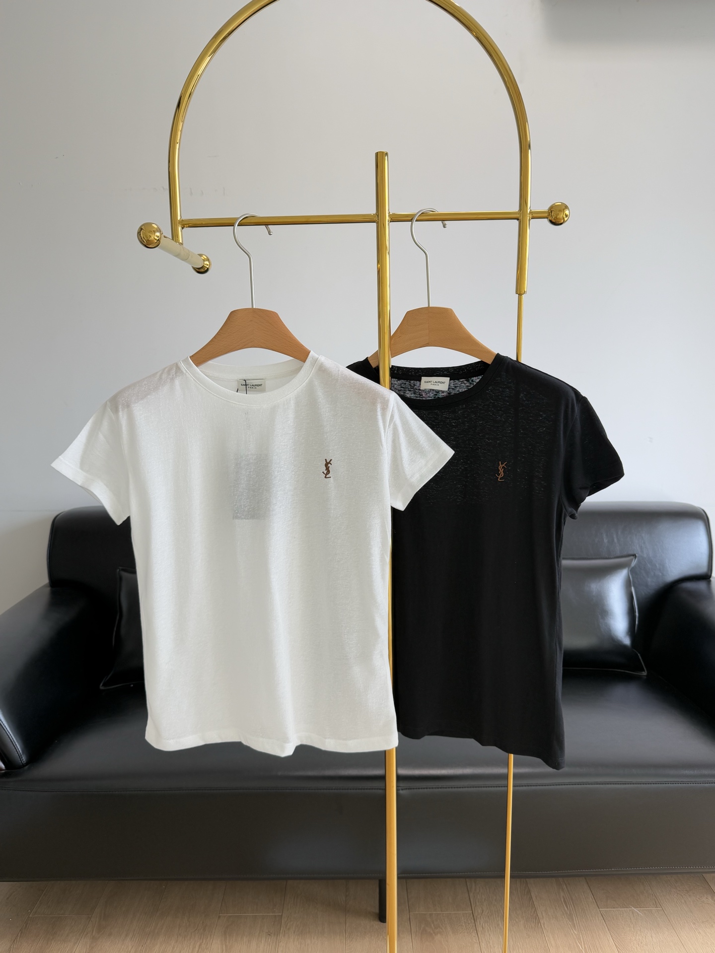 NO:330066,——YSL25 spring and summer new embroidered letters snowflake cotton short sleeves. Snowflake cotton material is skin-friendly, soft and breathable, allowing the skin to breathe freely, saying goodbye to stuffy and sticky. It is not easy to pill, and it can be maintained beautiful even if worn for a long time!  Classic design of embroidered letters, texture online, perfect details and tone!  Low-key and high-end!  This T-shirt doesn't need to be worn at all, so it can make you both fashionable and free and natural!  You don’t need too much design to make a sweet and cool casual outfit!  SML white black 2 colors, saint laurent, T-shirt, alexander wang19860909——YSL25春夏新款刺绣字母雪花棉短袖 雪花棉材质,亲肤柔软透气让肌肤自在呼吸,告别闷热与黏腻.它还不易起球,长久穿着也能保持美观！ 刺绣字母经典设计,质感在线 完美细节处理有调性！低调高级！ 这种T根本不需要怎么穿搭 就可以让你既时髦又洒脱自然！ 不需要过多的设计感就可甜可酷的休闲穿搭！ 码数sml 白色 黑色2色,,saint laurent,T-shirt,alexander wang,Women's clothing