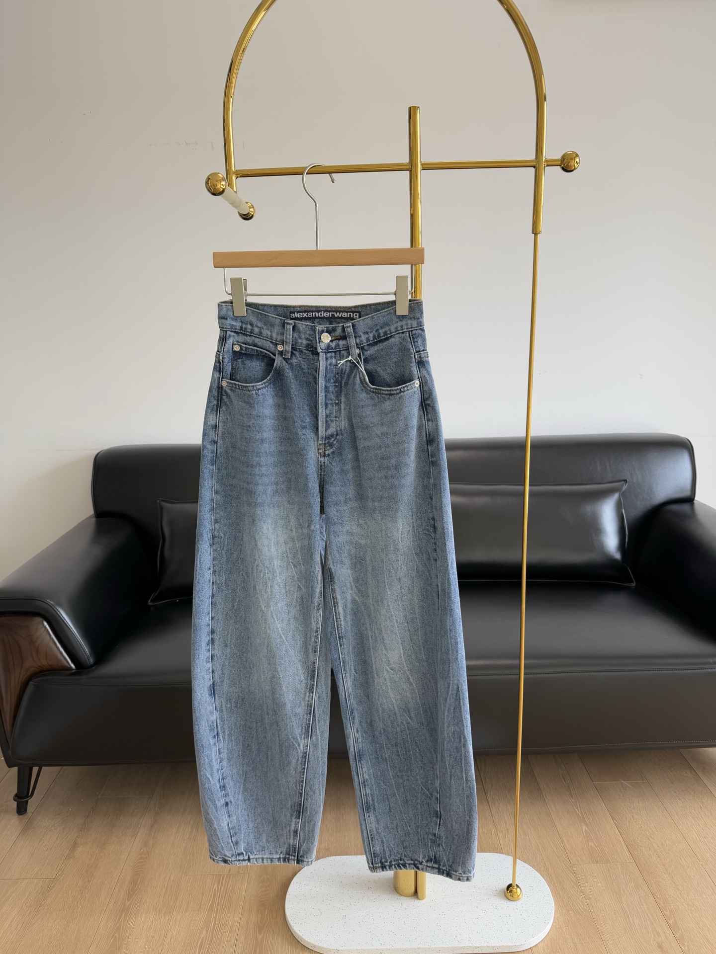 NO:330063,——AW post-scalding letter wide-leg scimitar pants, scimitar pants, super squid!  The hot diamonds behind it are also awesome. Bulingbuling is super beautiful. The upper body looks so beautiful, and you can go to this one!  !  So heartbreaking!  It uses pure cotton fabric, the denim body is soft, and the fabric is very comfortable to wear. It has a variety of washing techniques and the texture is old and clear. If you really want to make it well, it takes a lot of thought. Pants cut   washing effect   three-dimensional ironing letters!  The color is very textured, and the scimitar pants are very good at hiding the flesh to highlight the waist. They are simply a scattered dish with big hips and thin waists!  Tall sisters don’t have to worry at all. The pants are long enough. They don’t look too thin when paired with tight clothes!  !  !  The upper body shows off your figure and feels like a design, and you can be attracted to fans at a glance. It looks super good!  !  Code sml, alexander wang19860909——AW后烫钻字母阔腿弯刀裤 弯刀裤型 超级遮肉肉！ 背后的烫钻也是一绝啊 bulingbuling超级美秒 上身真好看都去冲这条啊！！ 太戳心巴了！采用纯棉的面料,牛仔上身柔软,面料穿起来非常舒适.多种水洗工艺,纹理做旧清晰 这条真的要做好的话花费超多心思的 裤型剪裁 水洗效果 立体烫钻字母！颜色很有质感 弯刀裤型很能藏肉凸显腰身 简直就是胯大腰细的天菜！ 高个子姐妹完全不用担心 裤子够长 搭配紧身上衣简直不要太显瘦！！！上身显身材有设计感 一眼就能被圈粉的程度 超级好看！！ 码数sml,,alexander wang,Women's clothing