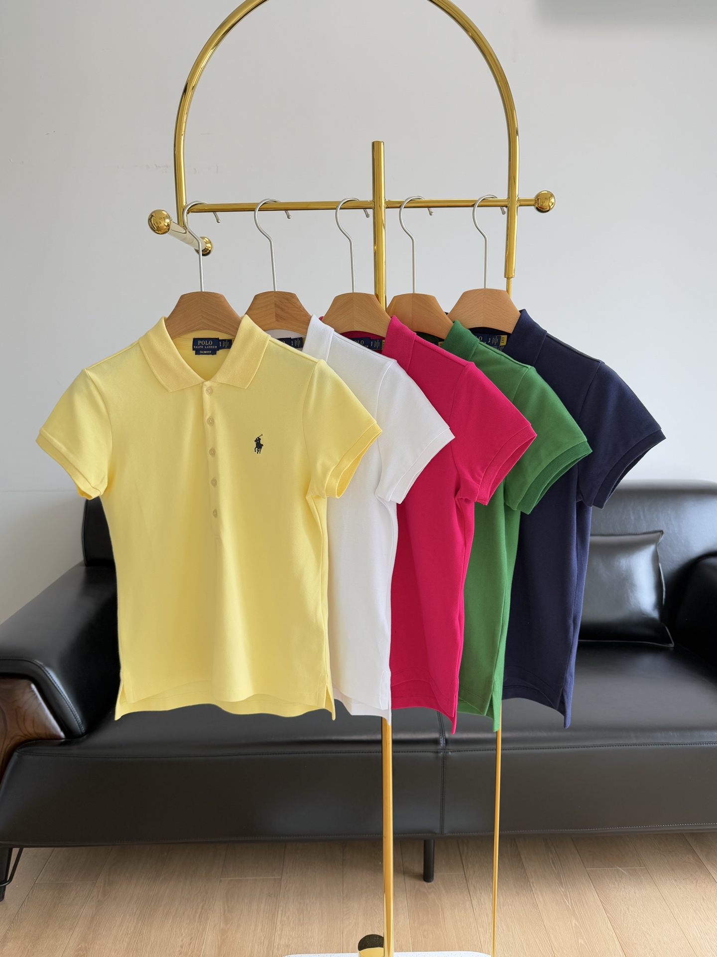 NO:330060,——Ralph Lauren/Ralph Lauren Slim-fit short-sleeved Polo shirt This Polo shirt is made of classic pony embroidery consists of 982 independent stitches on cotton mesh fabric and embroidered with ribbed Polo collar, double crib laces, ribbed cuffs, and the iconic pony embroidery is located on the left side of the chest. This style is cut into a simple silhouette. The upper body is super fashionable and elegant, so you can easily control it!  The high-customized bead-ground mesh cotton cloth is carefully crafted, the fabric is very breathable and textured, the fabric is made of cotton, high-quality pure cotton, the advantage is that it is skin-friendly and breathable, super delicate and soft touch, and it has no sense of burden at all, giving you a skin-friendly and comfortable upper body experience!  The upper body is crisp and stylish, the overall craftsmanship of the clothes is quite exquisite, fine, close-fitting and breathable, comfortable, and is as smooth as a silky body, and the style design is both comfortable and casual. Whether worn in a casual suit or alone, it looks elegant. The simple loose style cuts the upper body and hide the flesh and make you look slimming!  Count sml white yellow navy blue green pink 5 colors, loro piana, T-shirt, business suit, alexander wang19860909——Ralph Lauren/拉夫劳伦 修身版短袖Polo衫 这款 Polo 衫采用经典的小马刺绣就由 982 个独立针迹在棉质网布面料一刺绣组成,罗纹 Polo 衫领,双纽衣襟,罗纹袖口,标志性小马刺绣位于胸前左侧本款剪裁成精简廓形, 上身超级洋气有气质,轻松驾驭起来！ 高定制的珠地网眼棉布精心制作, 面料非常透气有质感, 面料是选用的是棉材质, 高品质纯棉材质,优点就是亲肤透气,超级细腻柔软的触感, 完全没有负担感,给你亲肤舒适的上身体验！ 上身挺括有型,衣服整体的工艺相当精湛,精细,贴身透气舒适,穿上如丝般顺骨不腻身,款式的设计通勤休闲两不♀误,不论穿在休闲西装里面或单穿,都均显高雅,简洁的宽松版型裁剪上身也是藏肉显瘦！ 码数sml 白色 黄色 藏蓝色 绿色 粉色5个色,,loro piana,T-shirt,business suit,alexander wang,Women's clothing