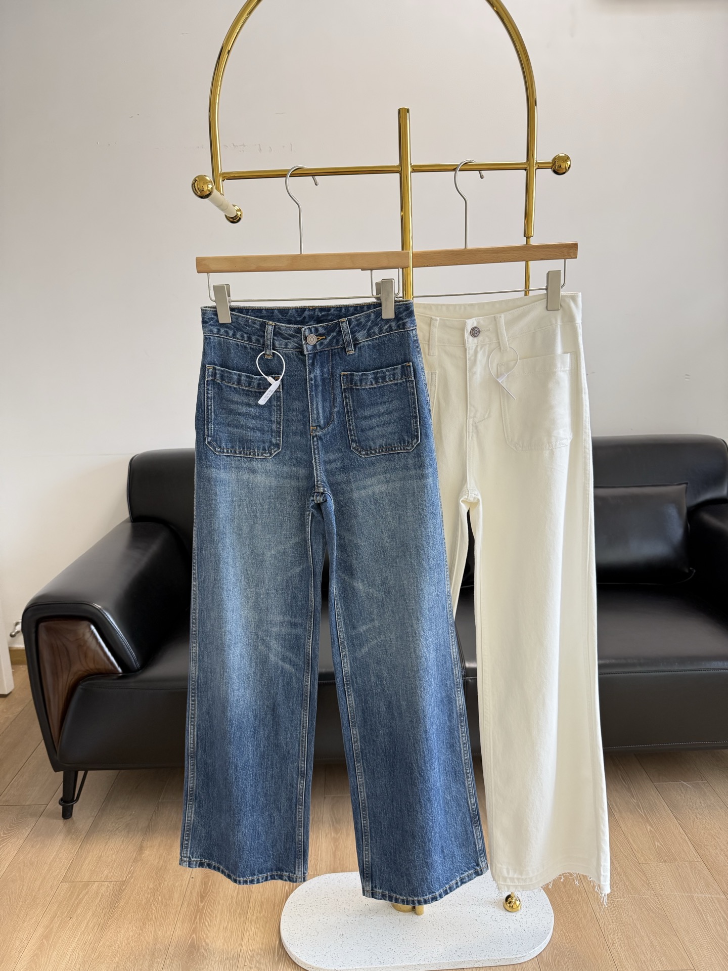 NO:330055,——Dior pocket straight-leg regular jeans, it looks super good no matter how you match it. It is definitely the kind of style you fall in love with at first glance!  It uses imported denim and uses water washing technology to hin heavy industry!  There are desizing, fermenting, graphite washing and other processes to absorb sweat and breathable, not stuffy, and it is comfortable to wear without restraint. There is a letter leather mark on the back!  Customized hardware!  A pair of jeans are really pear-shaped and magic pants are very slim and beautiful, so high-end. They are all very washed and color and style are very popular!  If you like it, come and get the same model!  Count 25-30 White Blue, Dior, Jeans, Alexander wang19860909——Dior口袋直筒常规款牛仔裤 怎么搭配都超好看 绝对是那种一眼就爱上的款！ 采用进口牛仔布,采用了水洗工艺 hin重工哦！有退浆 酵洗石墨等工艺吸汗透气不闷汗穿着舒适无束缚感～ 后侧设有字母皮标！定制五金！一件难求牛仔裤真的是梨形身材神裤裤型很显瘦真的美到不行高级感十足水洗颜色和版型都深得人心！喜欢的快来get同款吧！ 码数25-30 白色 蓝色,,dior,jeans,alexander wang,Women's clothing