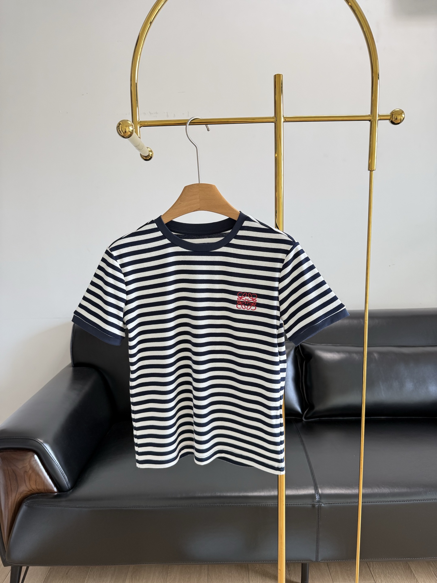 NO:330046,——Loewe | Loewe striped embroidered logo flat-patterned short-sleeved T-shirt. A must-have striped series for everyone. It’s so easy to wear. Various versatile. The first choice for summer matching is the first color. The round neck short style is versatile and not picky. The upper body is sweet and age-reducing!  The super versatile round neck slim and short style has a casual feel, which is very short on the top and long on the bottom. It is directly a long-legged look. Recommended and recommended. Cotton fabric spandex increases the softness of the fabric. The touch is comfortable and invincible. The advantage is that it is skin-friendly and breathable. You won’t feel uncomfortable when you wear it close to it, and you will not feel any burden at all!  Simple and generous horizontal stripes make you look slim visually. The stripes are casual and generous. The salt-like style is exactly what I have put on my own list, with both age-reducing and fashionable!  The best outfit for striped T-shirts is the best Korean style at first glance //It looks like a dressing blogger. Stripe elements can be said to have always been a classic and can always easily create a comfortable 