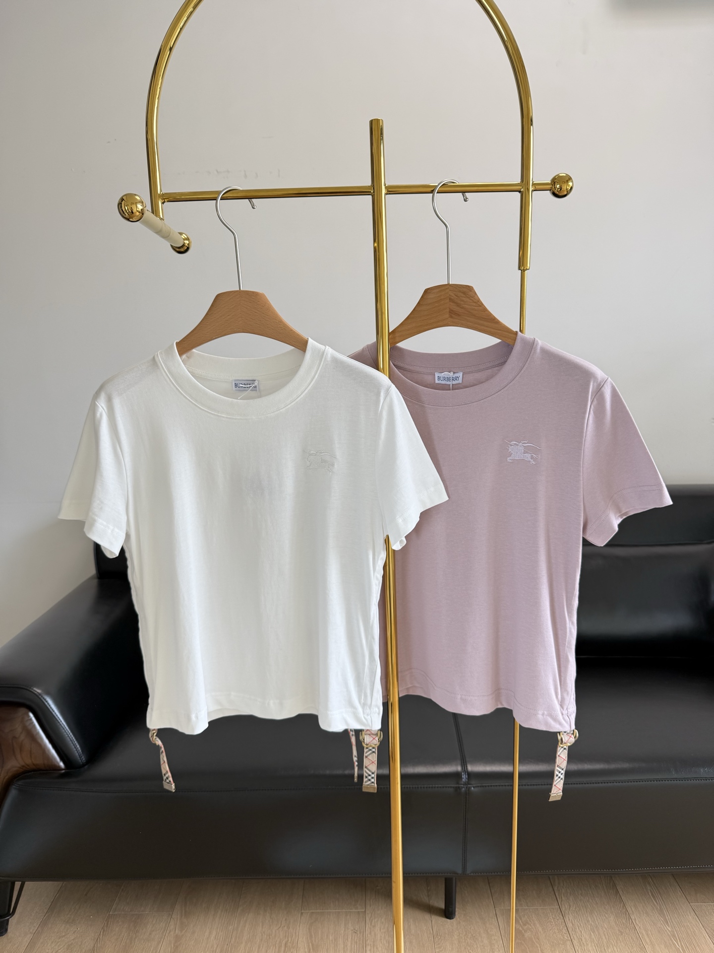 NO:330048,——Burb*rry 25Ss spring and summer new product, waist-closing drawstring plaid decorative cotton round neck short-sleeved T-shirt, selected 280g 32 pure cotton fabric, the upper body is soft and skin-friendly, breathable and sweat-absorbing, and the summer wear is comfortable. The horse logo on the chest and the wheat ears and horse patterns on the back are all completed by complex embroidery technology, exquisite and unique, showing the brand style. The low-key daily life and fashionable plaid decorative pleated waist is very suitable for this year's fashion trend. It is so easy to wear. The style really shows off your figure!  Barbie on earth is just like this!  Must enter must be entered!  SML white pink 2 colors, burberry, T-shirt,tees, t-shirt,alexander wang19860909——Burb*rry 25Ss春夏新品 收腰抽绳格纹装饰棉质圆领短袖T恤 精选280g 32支纯棉面料,上身柔软亲肤,透气又吸汗,夏日穿着舒适度拉满.胸前战马logo与后幅麦穗战马图案,均由复杂刺绣工艺完成,精致又独特,彰显品牌格调. 低调日常又不失时髦感格纹装饰褶皱收腰,非常贴合今年的流行趋势ins博主风满满的真的太好穿啦～版型真的巨显身材！人间芭比也不过如此！必入必入！ 码数sml 白色 粉色2色,,burberry,T-shirt,tees，t-shirt,alexander wang,Women's clothing