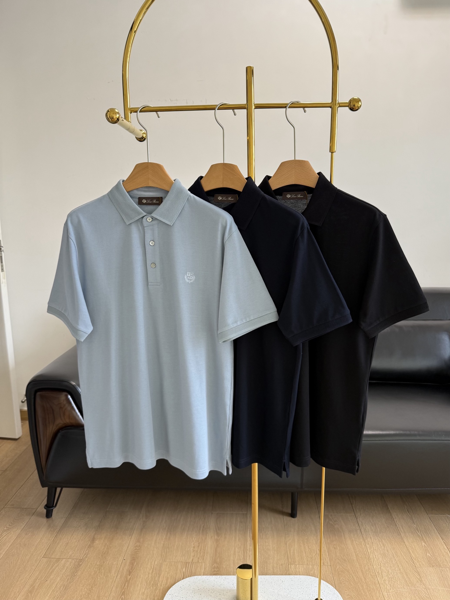 NO:330053,——Lp lapel POLO shirt, a must-have for men!  Sisters who are worried about giving gifts for men, plant a great grass - Lp men's business lapel POLO shirt!  Let’s talk about the fabric of this POLO shirt. The mercerized bead floor fabric is absolutely amazing. It feels as silky as touching silk, but it has a unique texture. This fabric is breathable, just like carrying a small air conditioner. Let’s look at the design. The design of the business lapel is just right in combination with casual and formality. Wearing it at work and pairing it with trousers can instantly become an elite in the workplace. When you go out to play on weekends, you can wear jeans or casual pants, which has a casual and lazy fashion sense. Moreover, the style of this lapel is very crisp and will not be soft, and it will show your temperament. This Lp men’s business lapel POLO shirt is really a treasure item, and it is very worth buying whether it is fabric, design or practicality. Men are handsome and confident when wearing it, and sisters will never make mistakes when giving a man’s ticket.  Code number m-xxl light blue navy blue black 3 colors, loro piana, jeans, silk fabric, alexander wang19860909——Lp翻领POLO衫, 男士必备！送男票礼物发愁的姐妹们种个超棒的草——Lp男士商务翻领POLO衫！ 先说说这件POLO衫的面料,丝光珠地面料简直绝绝子.摸起来那手感,就像是在摸绸缎一样丝滑,但是又有着独特的质感.这种面料透气性超级好,就像随身携带了一个小空调. 再看看设计,商务翻领的设计简直是把休闲和正式结合得恰到好处.平时上班穿着它,搭配西裤,秒变职场精英；周末出去玩的时候,配个牛仔裤或者休闲裤,又有一种休闲慵懒的时尚感.而且这个翻领的版型很挺括,不会软趴趴的,就很显气质. 这件Lp男士商务翻领POLO衫真的是一件宝藏单品,不管是从面料、设计还是实用性来说,都非常值得入手.男士们穿上它帅气又自信,姐妹们送男票这个也绝对不会出错哦. 码数m-xxl 浅蓝色 藏蓝色 黑色3色,,loro piana,jeans,silk fabric,alexander wang,Women's clothing