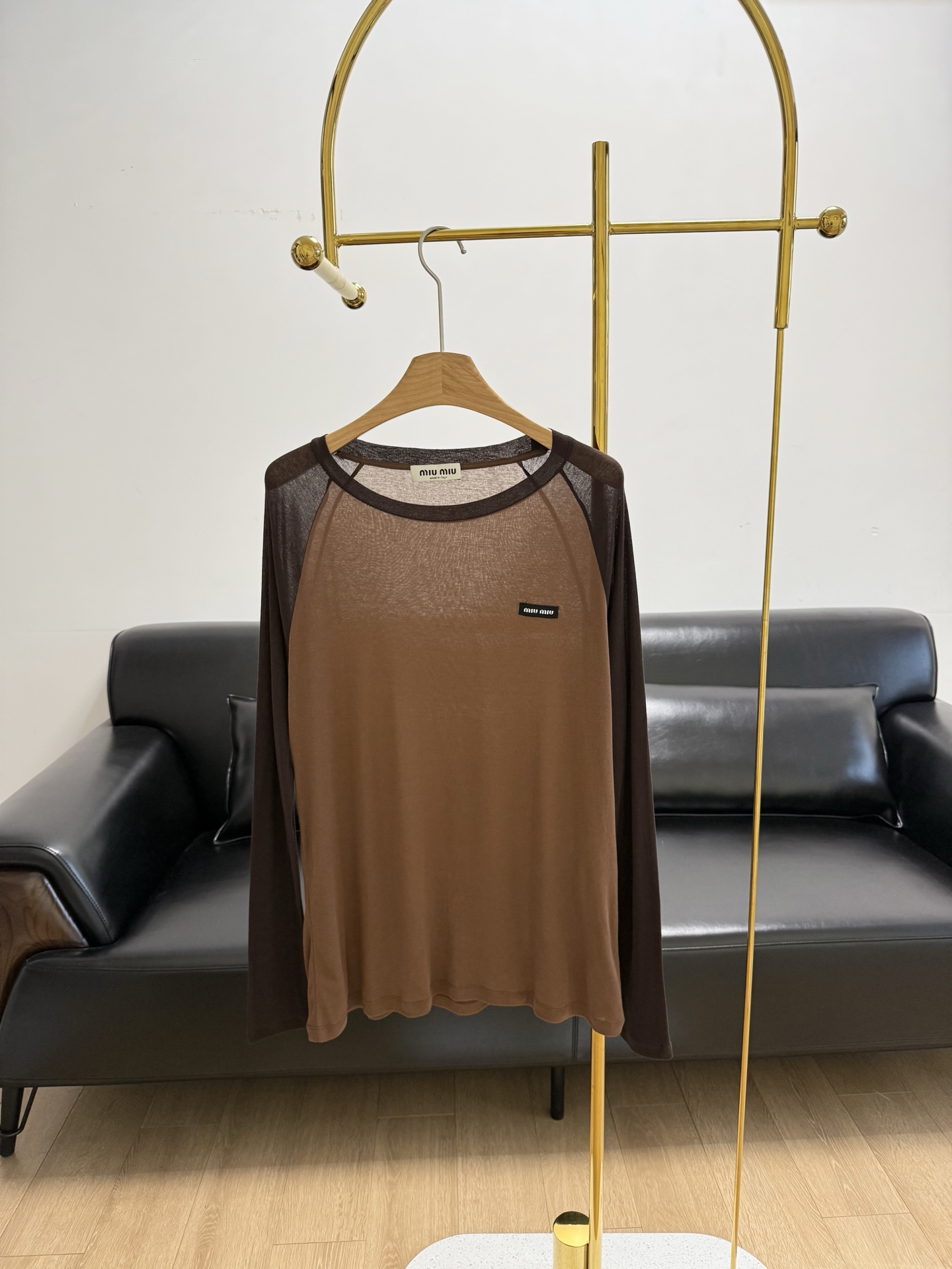 NO:330051,——Miumiu 25 new logo letter long sleeves. A universal combination, with casual and casual upper body~ a simple style that looks fashionable. This is the indispensable white long sleeve T that is B all year round!  ♀The cotton fabric is made of cotton, the surface of the body is smooth, the texture is clear, the touch is smooth, and it can be worn across multiple seasons. The quality control girl can close her eyes~ The letters on the chest are labeled, not monotonous~ Loose and lazy, and she does not pick on her figure. Sisters who are slightly fat can do it too!  Easy to control, good inclusiveness, let your SUI look slim anytime and anywhere~ Don’t hesitate if you like it~ Code sml, miumiu, alexander wang19860909——miumiu 25新款logo字母长袖 万能搭配的一款,上身是随意小休闲的味道～简单的样式穿出蕞时髦的样子,这就是一年四季都 B 不可少的白色长袖 T！ ♀采用棉面料,衣身表面光洁,肌理清晰,触感柔滑,跨多季可穿,品质控女孩可闭眼入~ 胸前字母贴标,不显单调~ 宽松带有慵懒感,而且不挑身材,微胖的姐妹也可以！ 轻松驾驭,包容性好,让你 SUI 时随地的显瘦~喜欢的不要犹豫~ 码数sml,,miumiu,alexander wang,Women's clothing