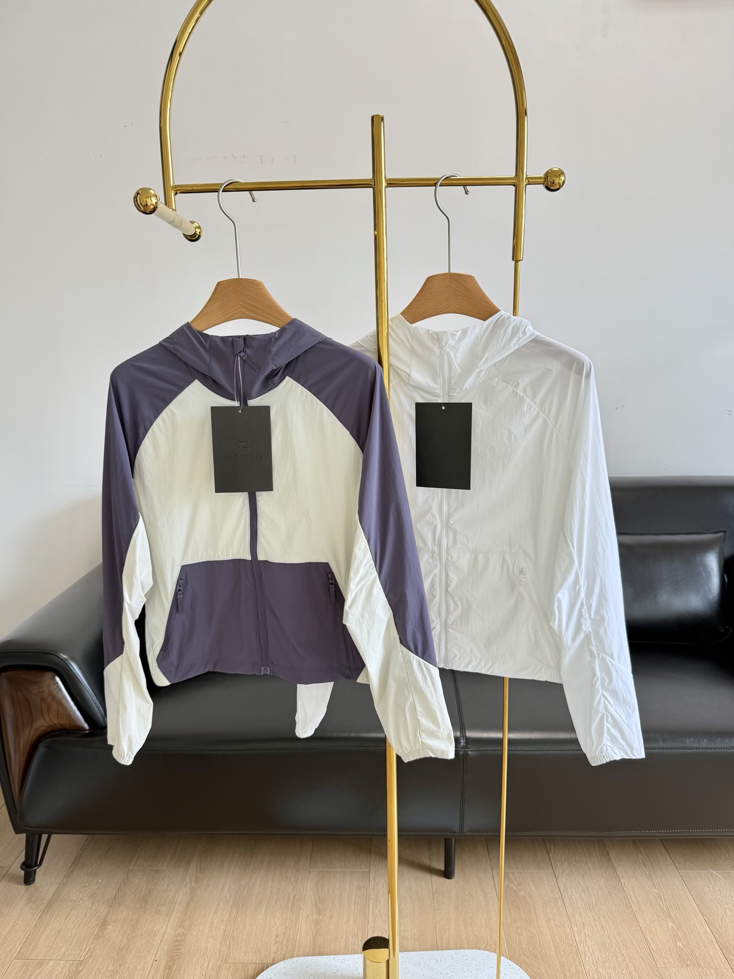 NO:330050,——ArcteryxSTOWE Hooded Skin Clothes, windproof, lightweight and sun protection!  Light and breathable, without fear of the scorching sun, worry-free when traveling, fabric is high on all sides, sweating and not sticky, especially comfortable, stable and delicate, not easy to deform!  The upper body has no sense of existence, as if it can be removed with the wind, and the shape is crisp and smooth!  It is light and breathable and not afraid of wrinkles!  When you go out, it feels like wearing a 